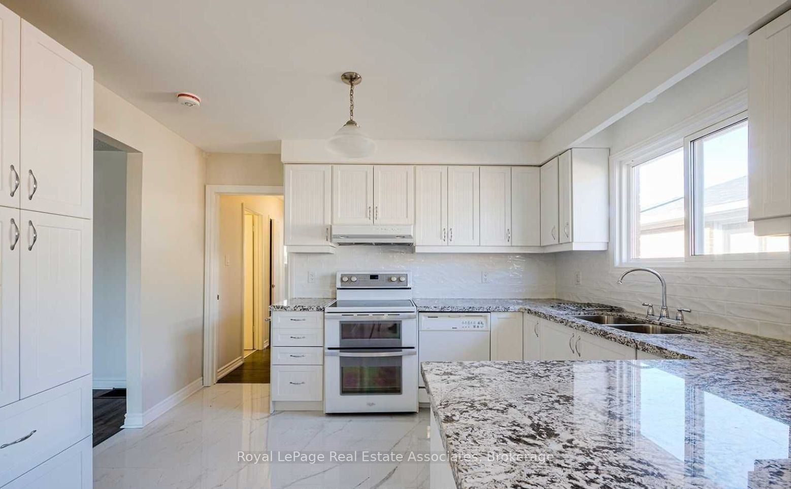 2393 Whaley Drive Upper, Mississauga, ON L5B 2B3 photo 2