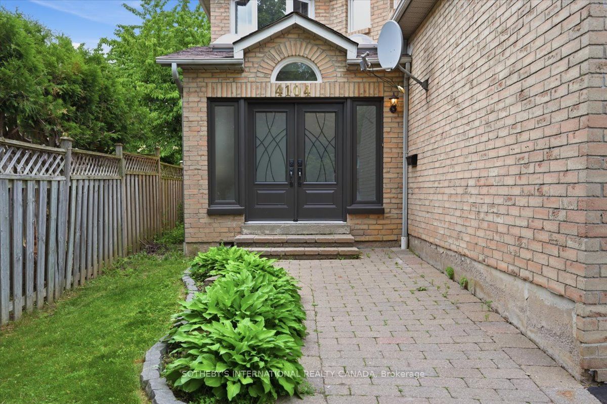 4104 Credit Pointe Drive, Mississauga, ON L5M 3K6 photo 2