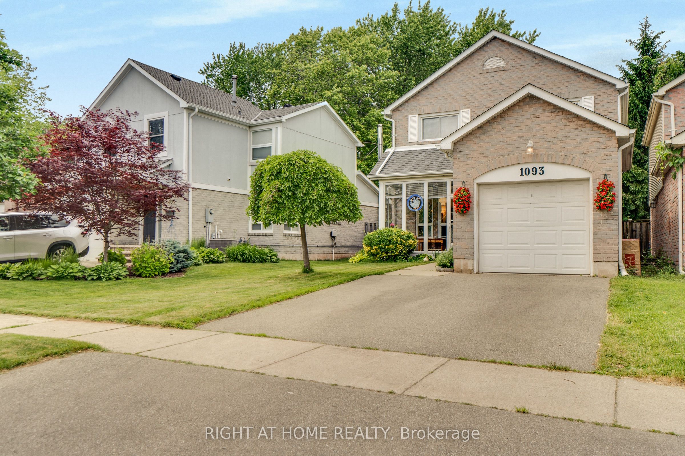 1093 Montgomery Drive, Oakville, ON L6M 1E8 photo 3