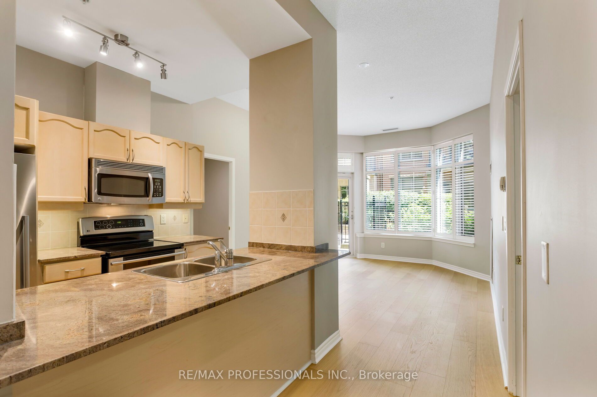 350 Princess Royal Drive 102, Mississauga, ON L5B 4N1 photo 3