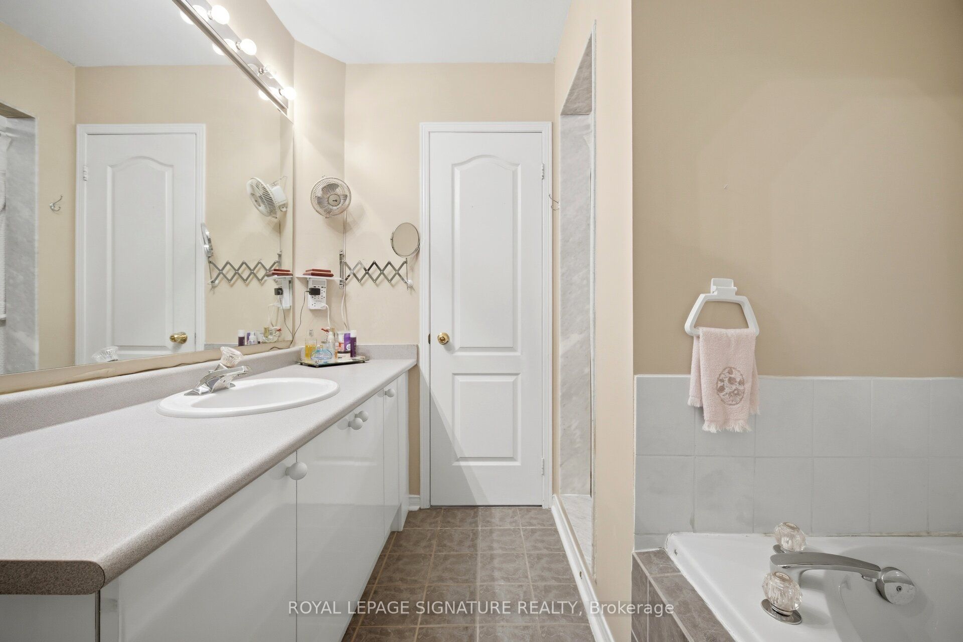 833 Scollard Court 133, Mississauga, ON L5V 2B4 photo 5