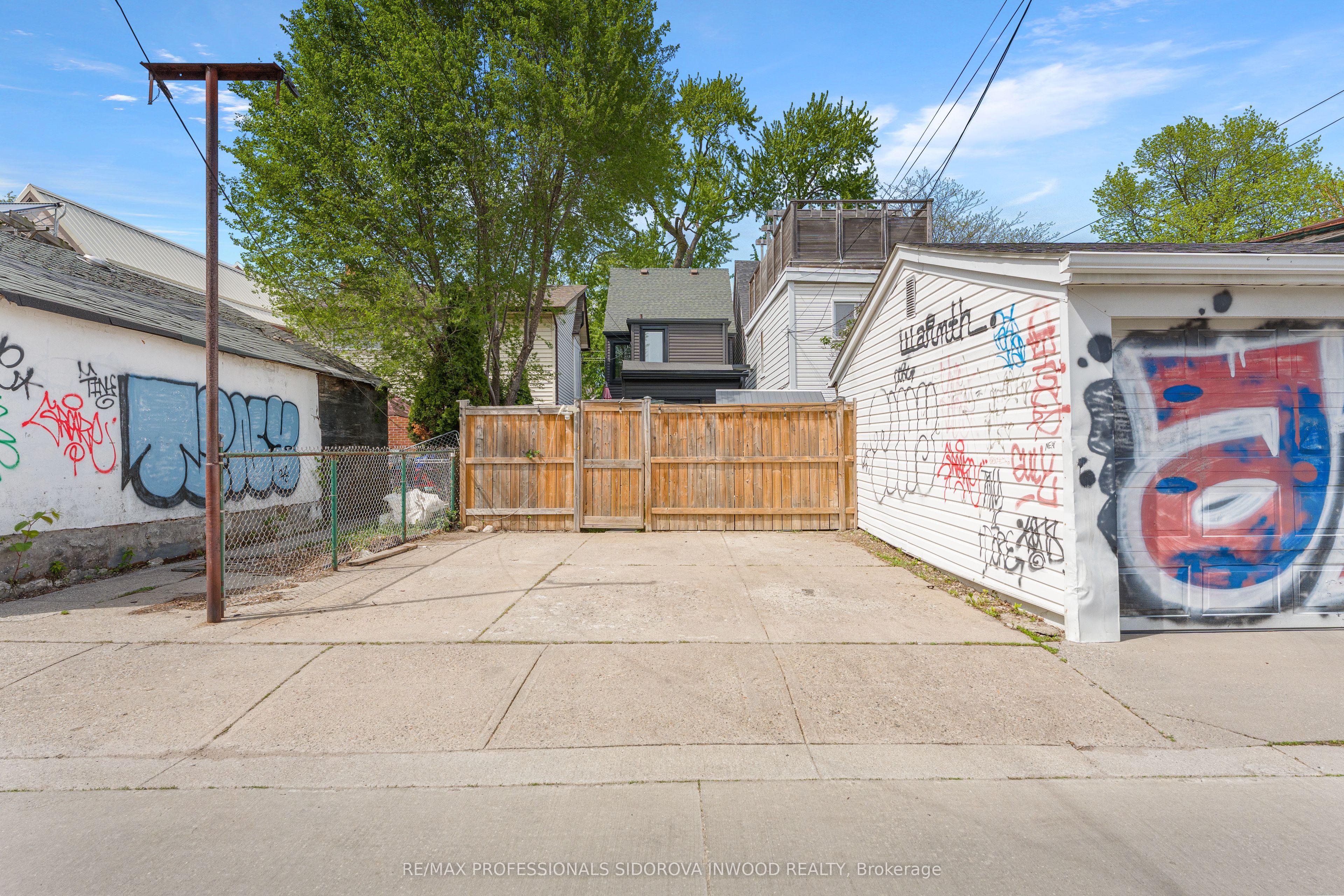 209 Maria Street, Toronto, ON M6P 1W6