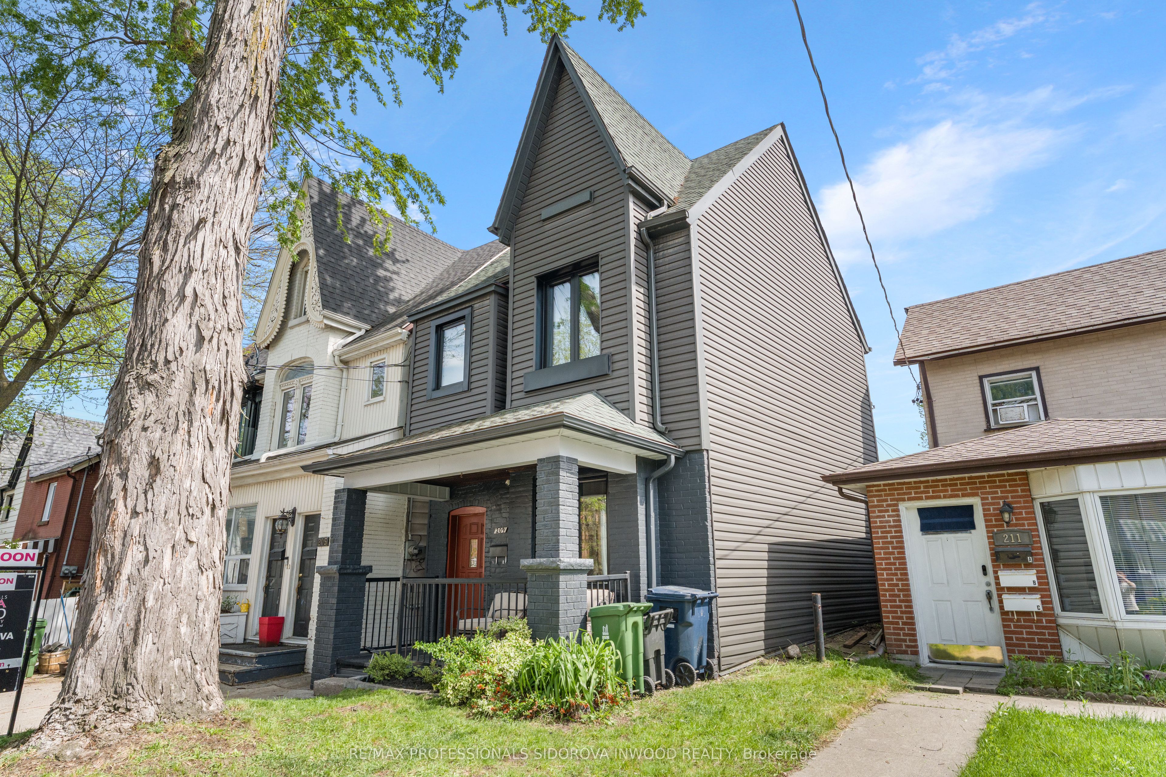 209 Maria Street, Toronto, ON M6P 1W6 photo 2