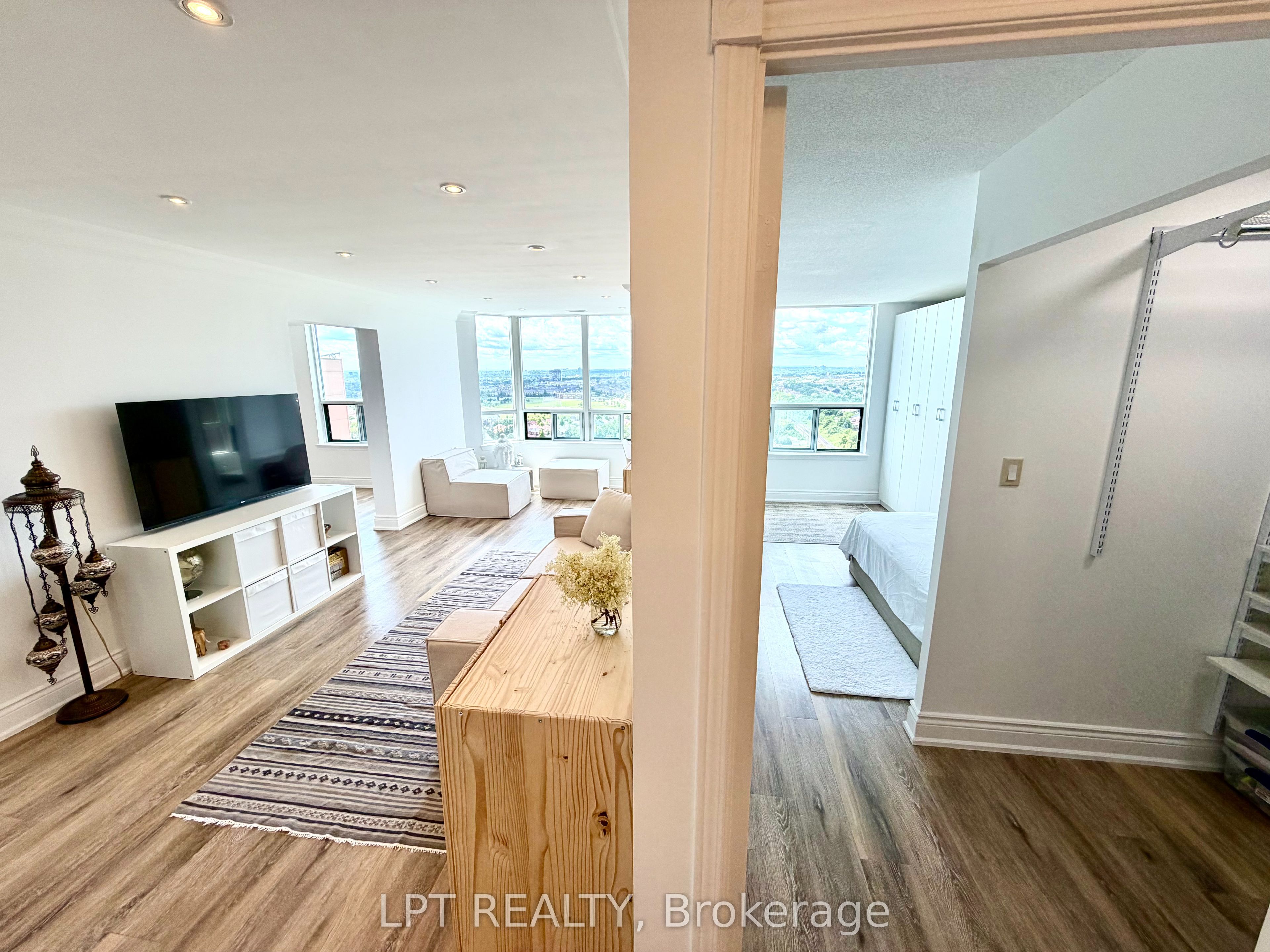 135 Hillcrest Avenue 2307, Mississauga, ON L5B 4B1 photo 4