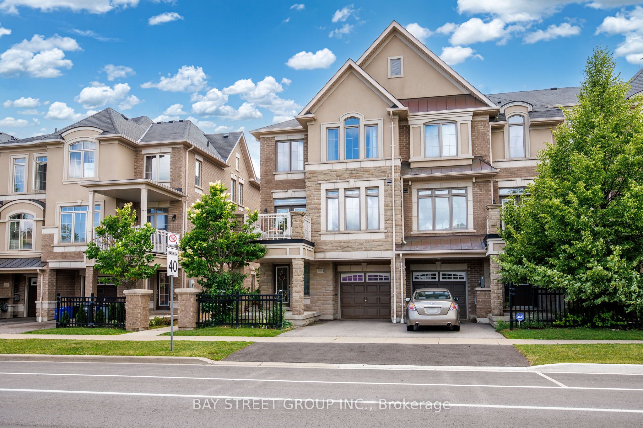 2564 Grand Oak Trail, Oakville, ON L6M 0S4 photo 2