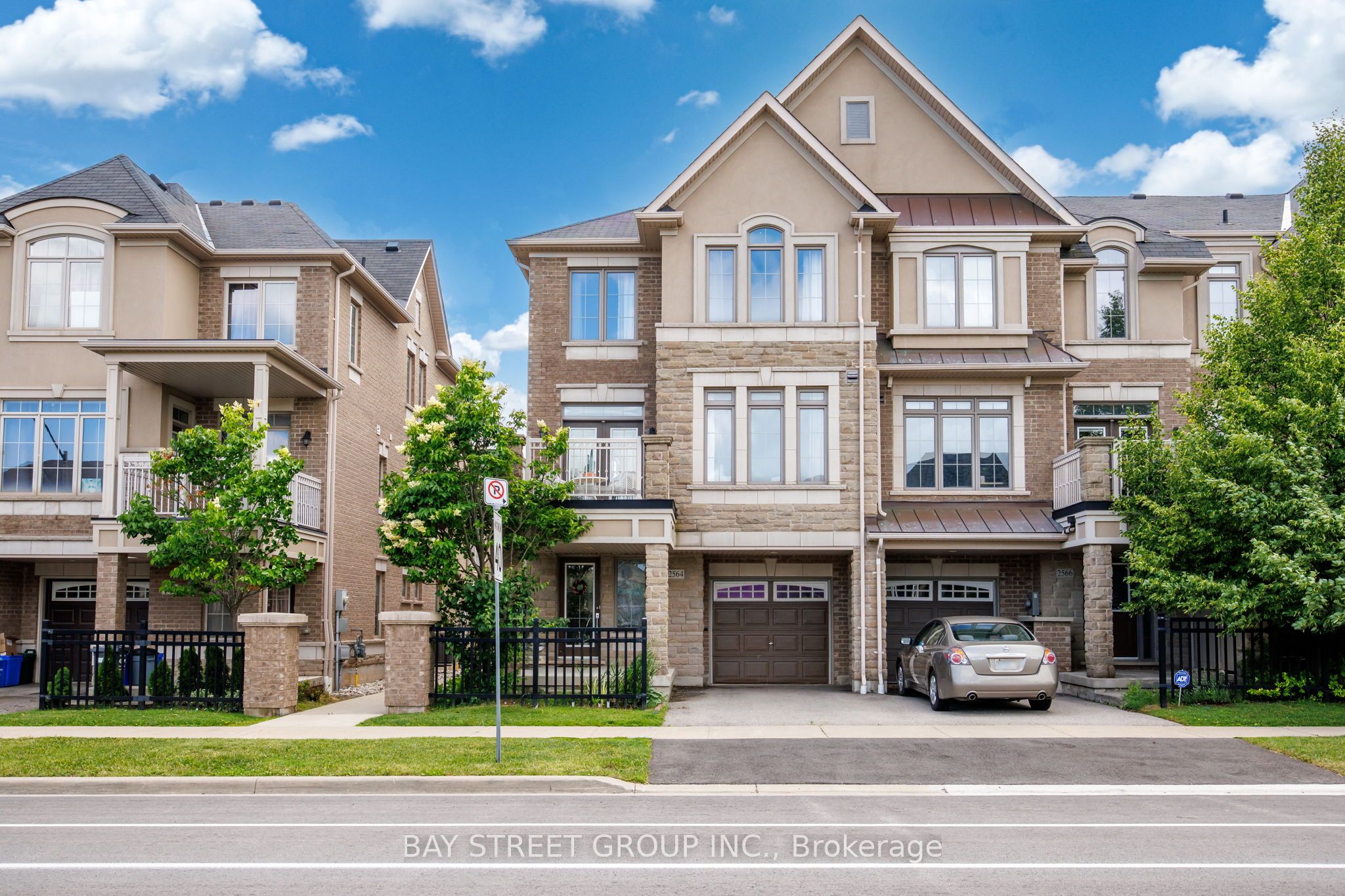 2564 Grand Oak Trail, Oakville, ON L6M 0S4 photo 3