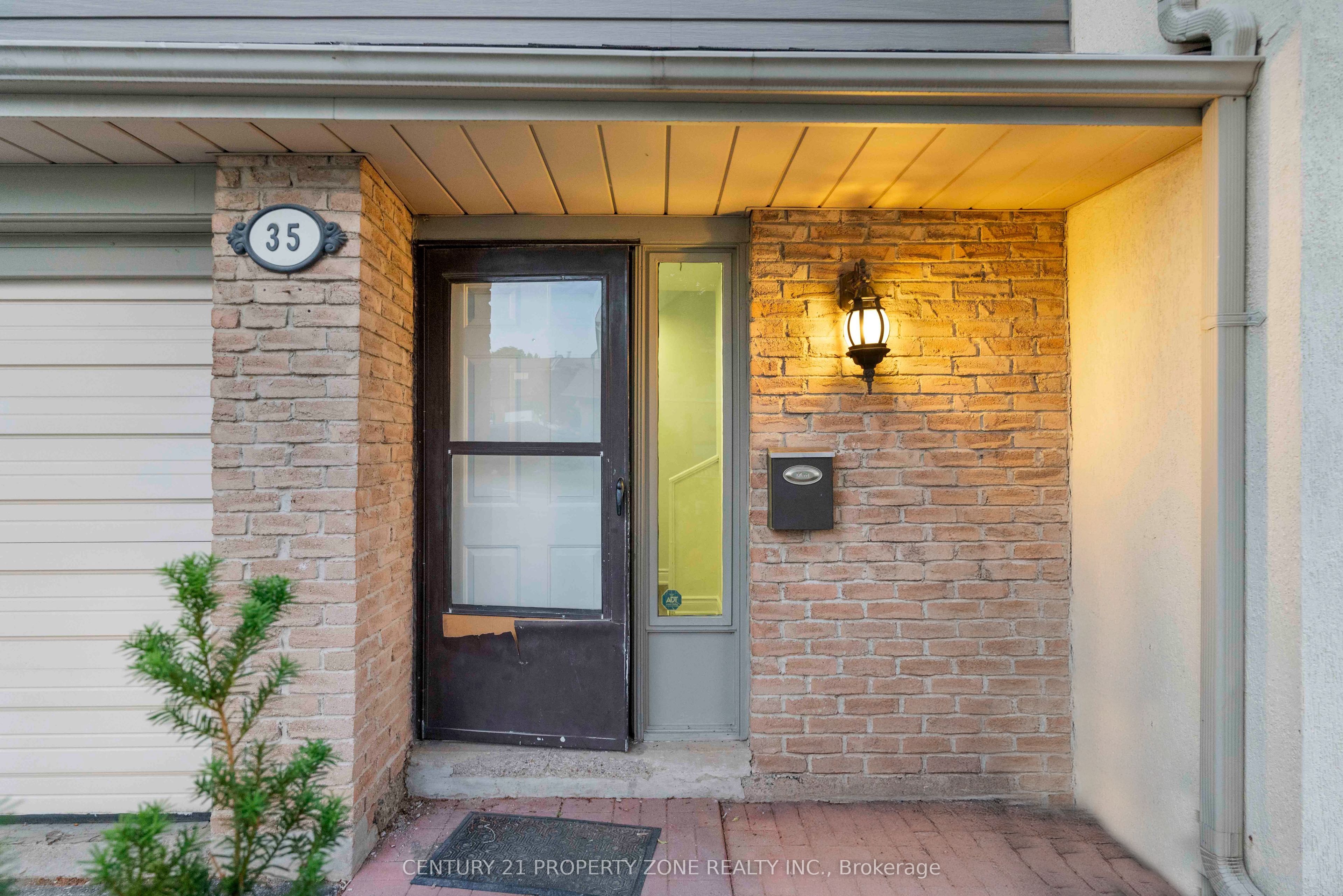 35 Ashton Crescent, Brampton, ON L6S 3J9 photo 2