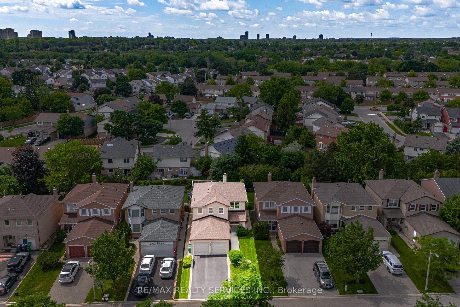 10 Meadow Bush Court, Brampton, ON L6S 5B6 photo 2
