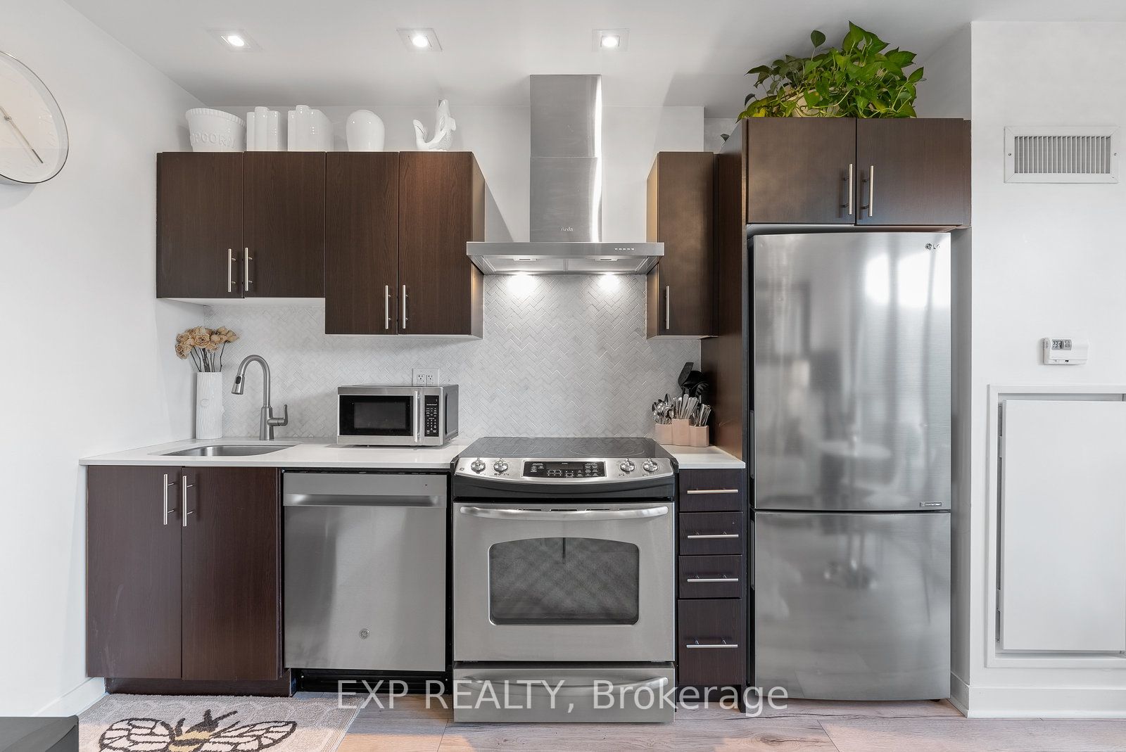 165 Legion Road N 422, Toronto, ON M8Y 0B3 photo 5