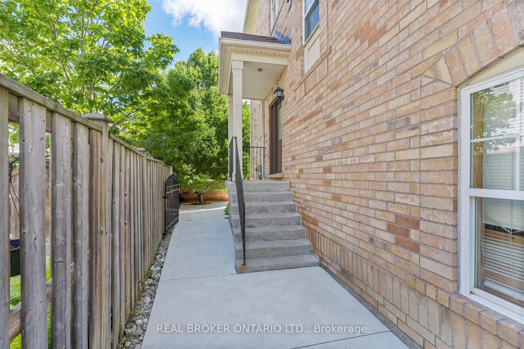59 Seed house Lane, Halton Hills, ON L7G 6K4 photo 2