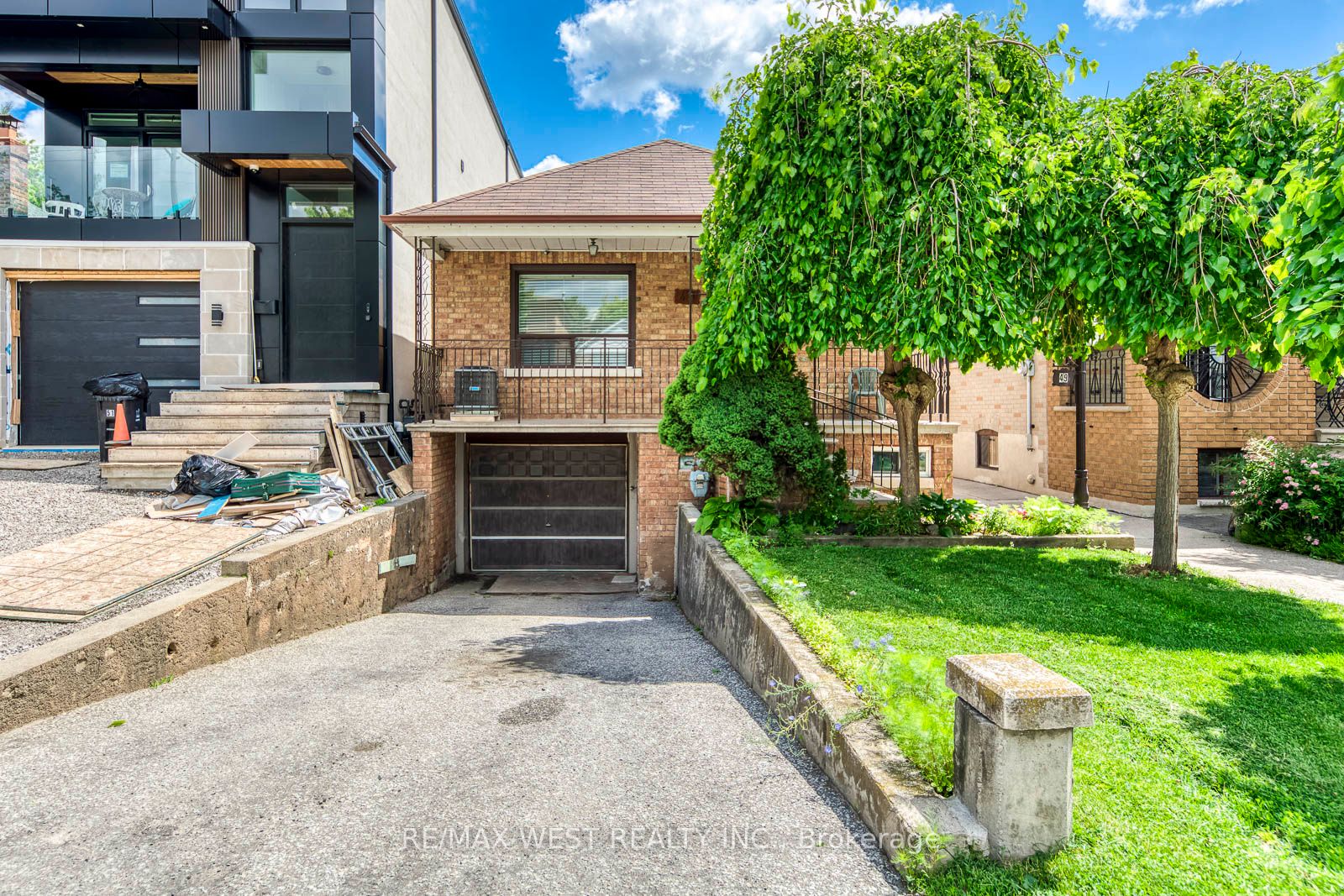 49 Montcalm Avenue, Toronto, ON M6E 4N8 photo 2
