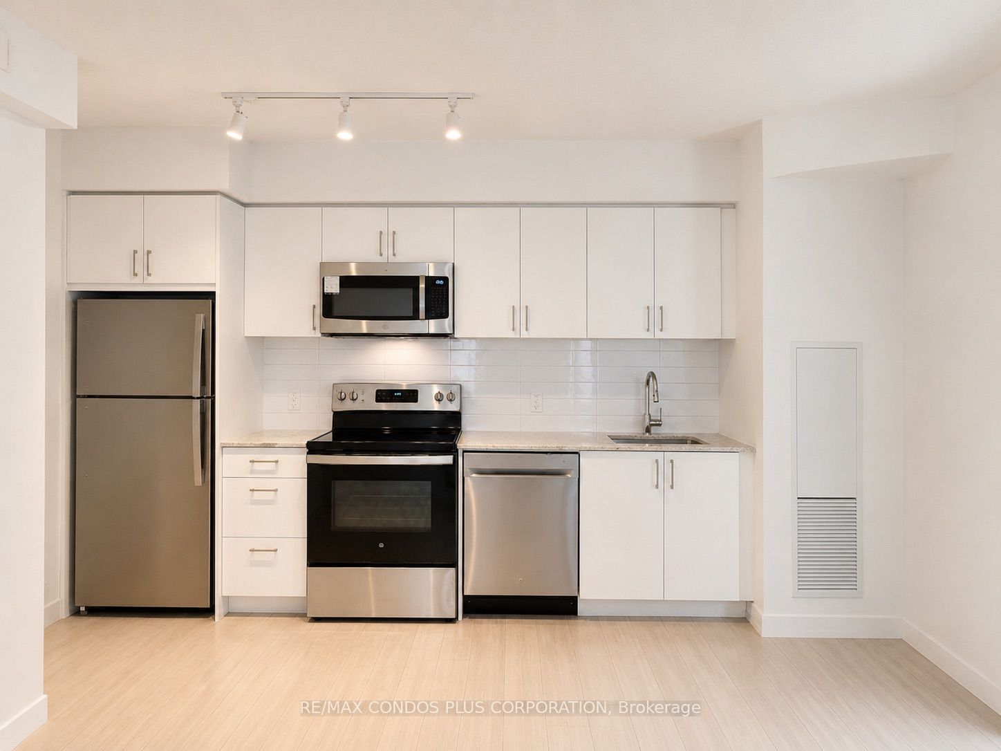 4010 Eglinton Avenue W 304, Toronto, ON M9A 0G5 photo 5