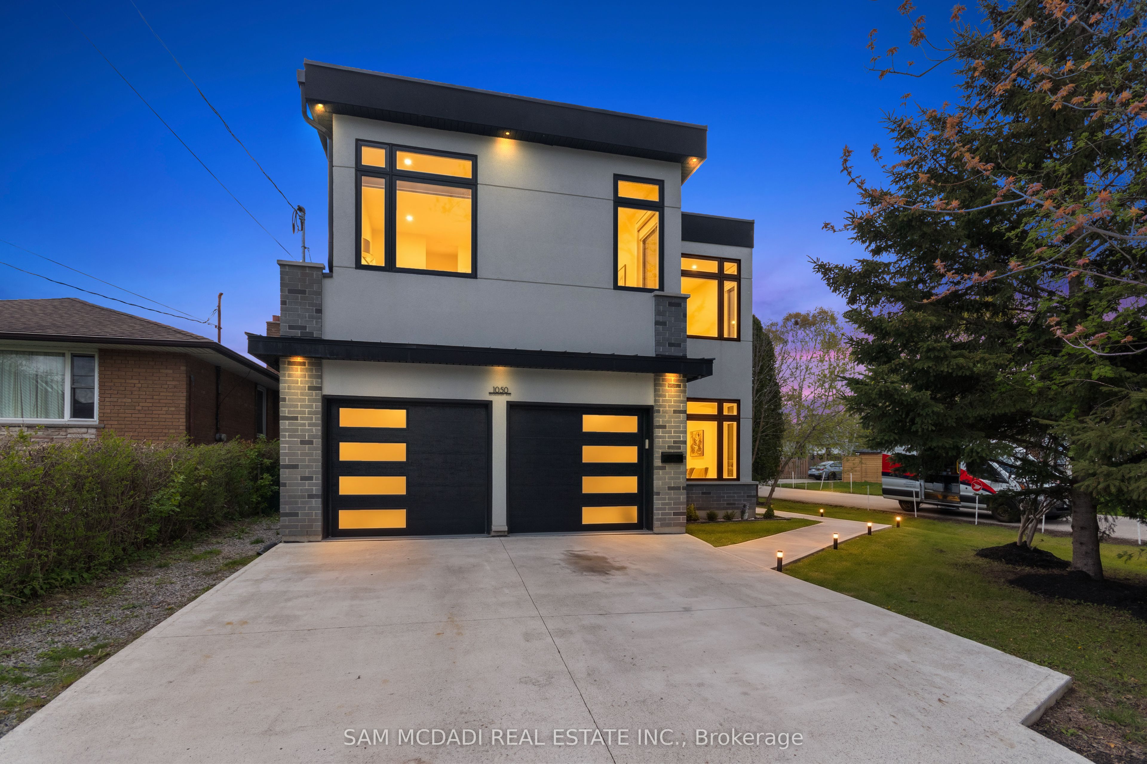 1050 Edgeleigh Avenue, Mississauga, ON L5E 2G1