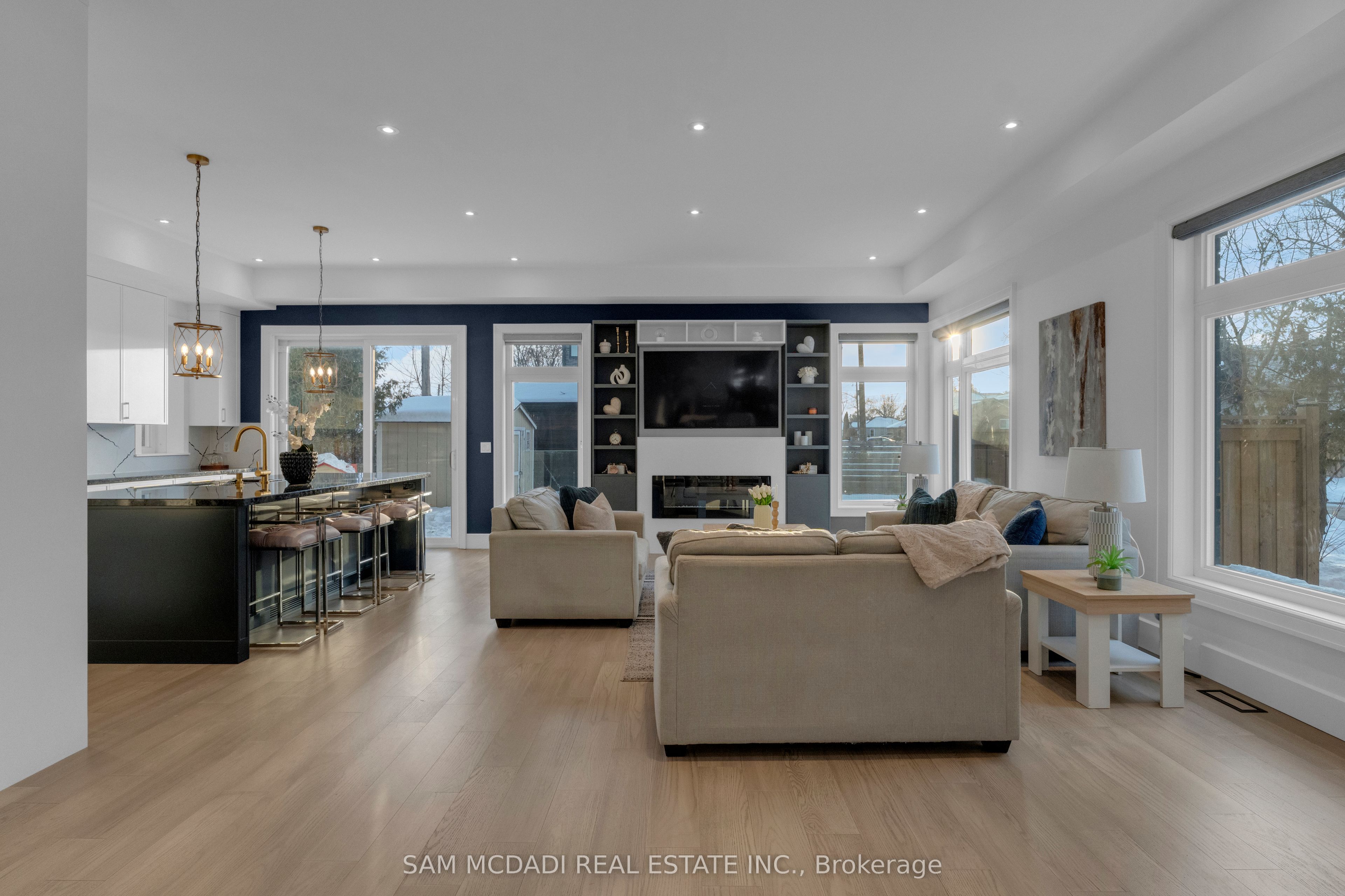 1050 Edgeleigh Avenue, Mississauga, ON L5E 2G1 photo 2