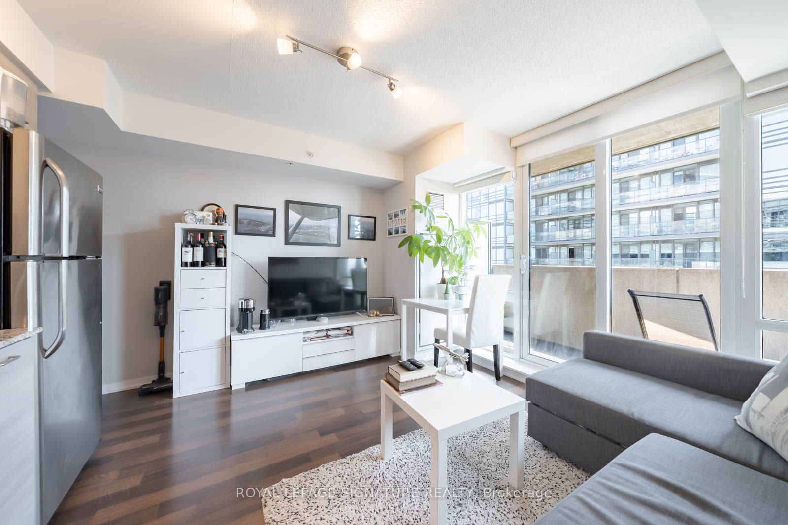 20 Joe Shuster Way 1208, Toronto, ON M6K 0A3 photo 2