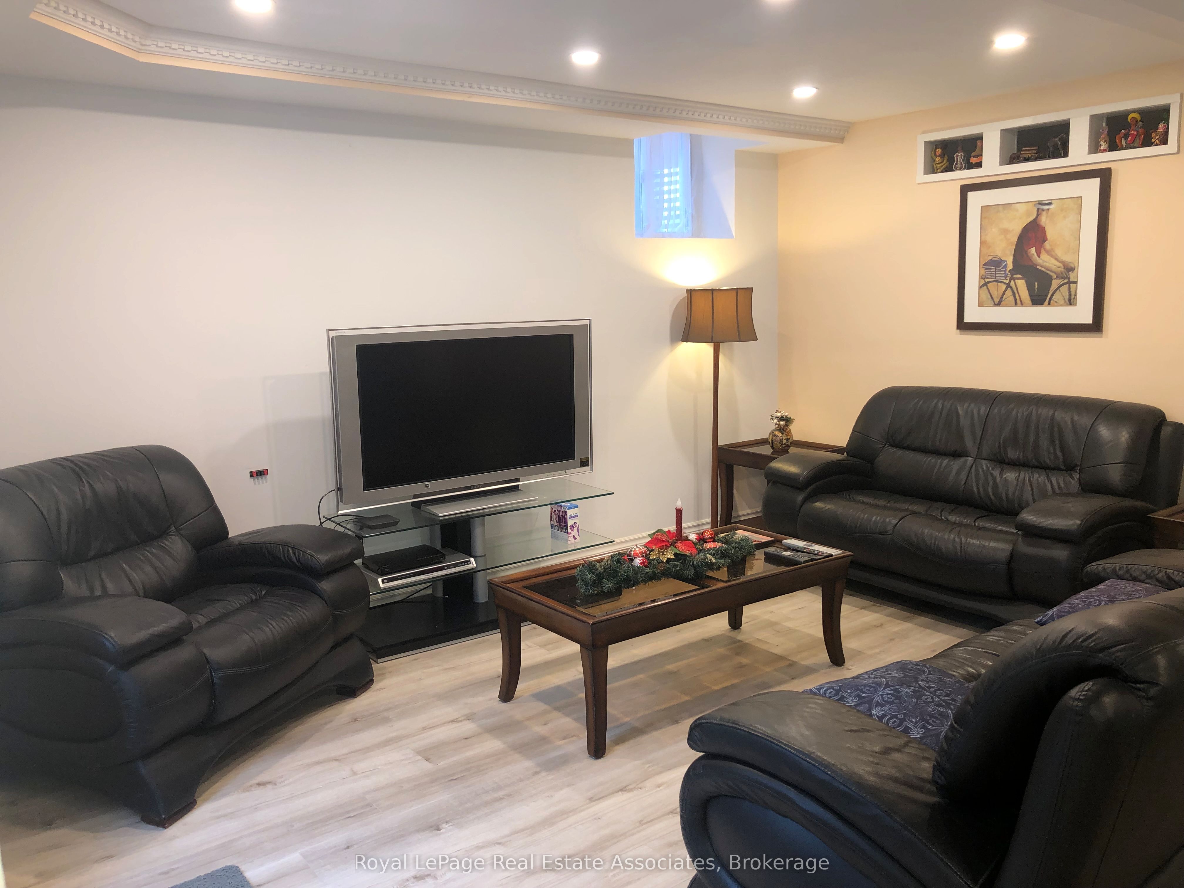 889 Bancroft Drive W Basement Apartment, Mississauga, ON L5V 1X7 photo 2