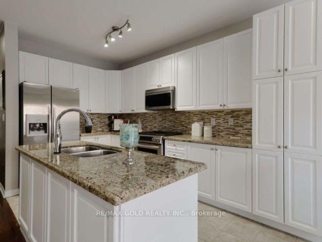 3219 Cabano Crescent, Mississauga, ON L5M 0B9 photo 3