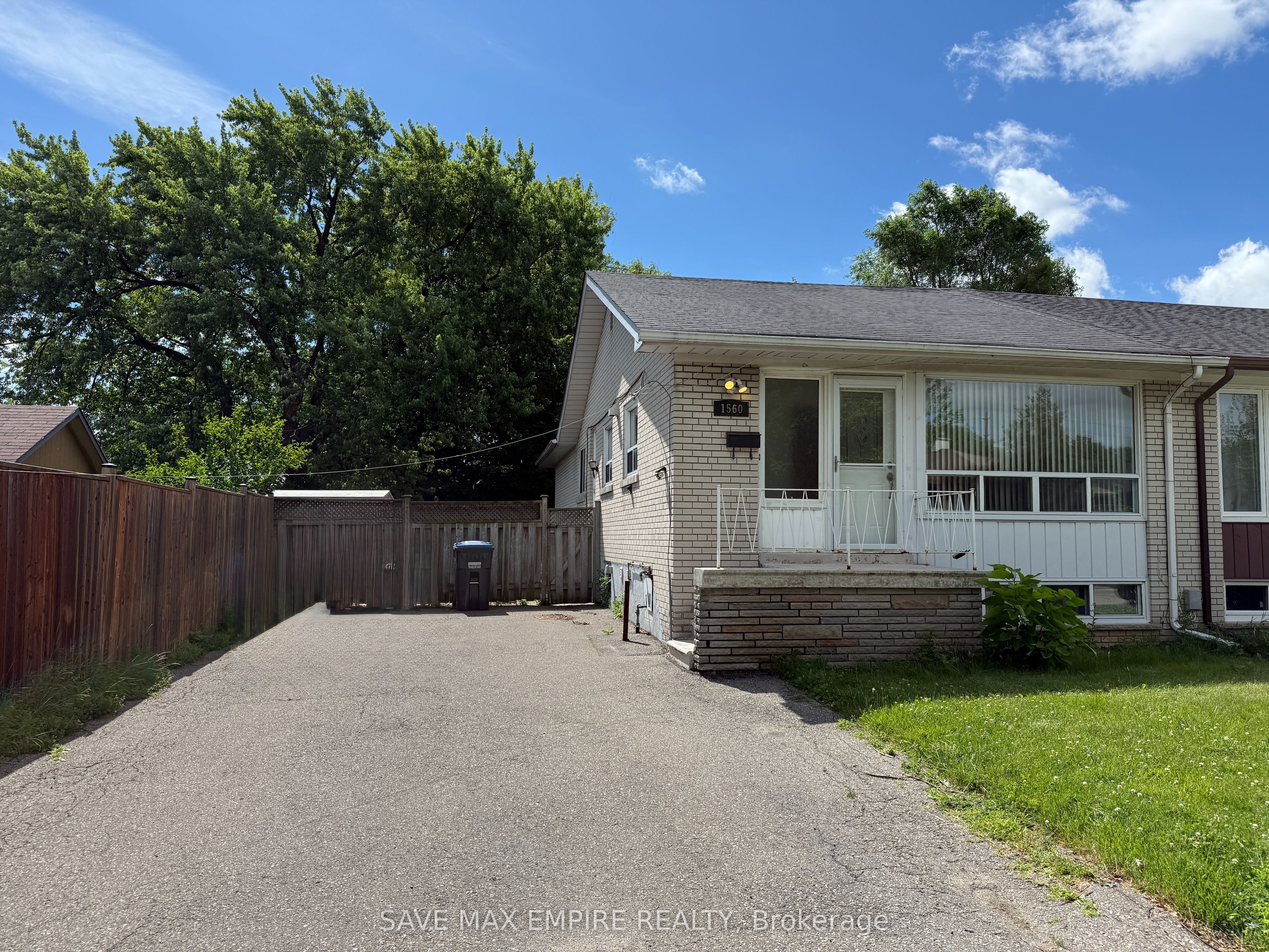 1560 Sandgate Crescent, Mississauga, ON L5J 2E5 photo 2
