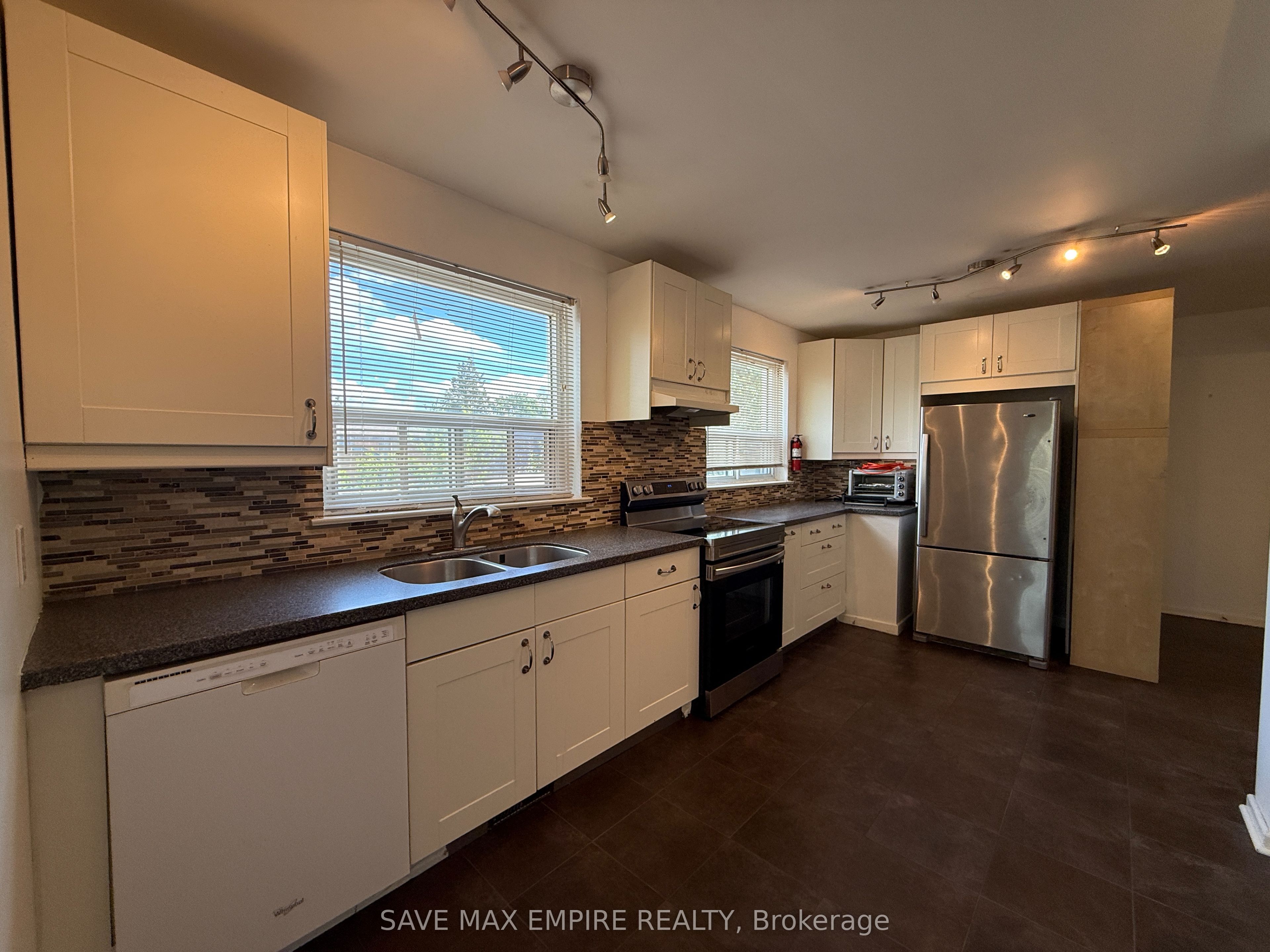 1560 Sandgate Crescent, Mississauga, ON L5J 2E5 photo 3