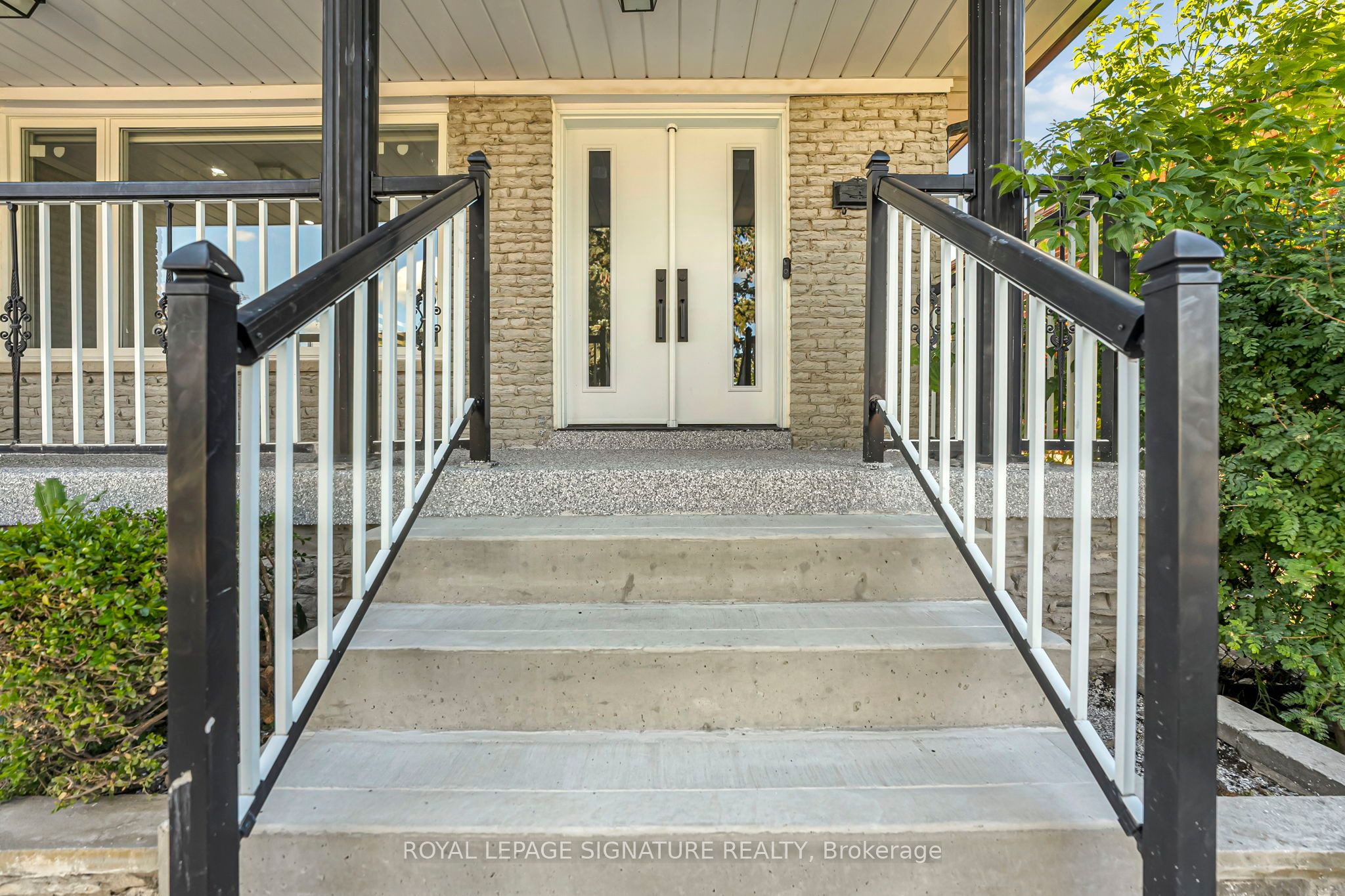 3263 Morning Star Drive, Mississauga, ON L4T 1X6 photo 2