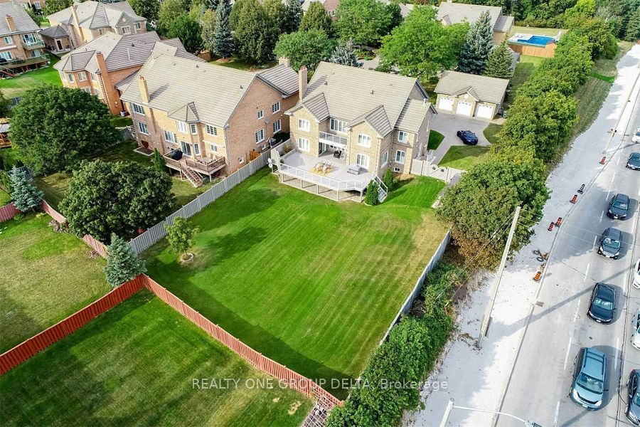 1918 Royal Credit Boulevard, Mississauga, ON L5M 4Y1 photo 2