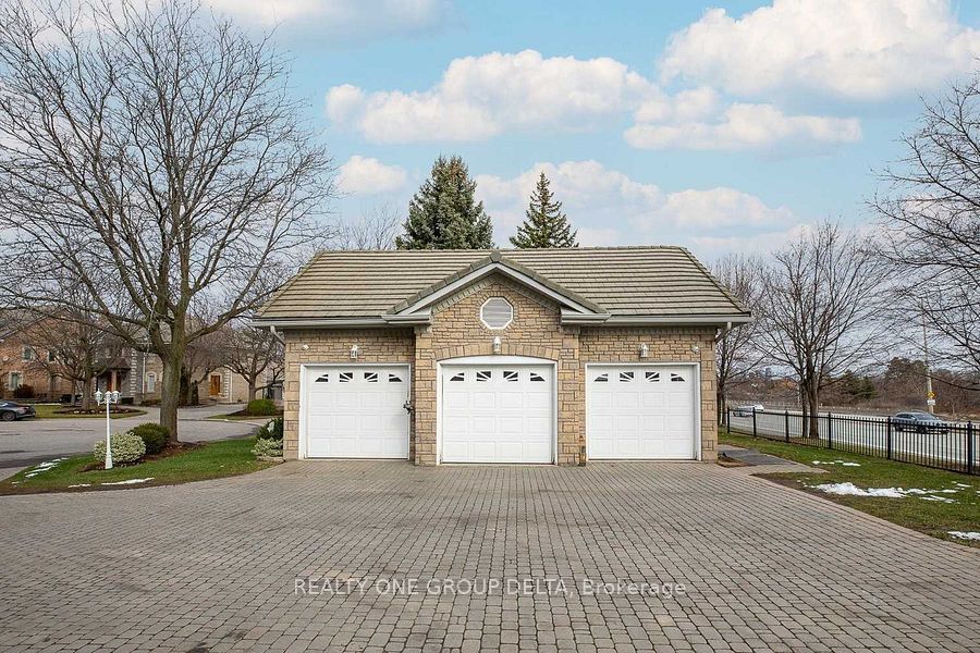 1918 Royal Credit Boulevard, Mississauga, ON L5M 4Y1 photo 3