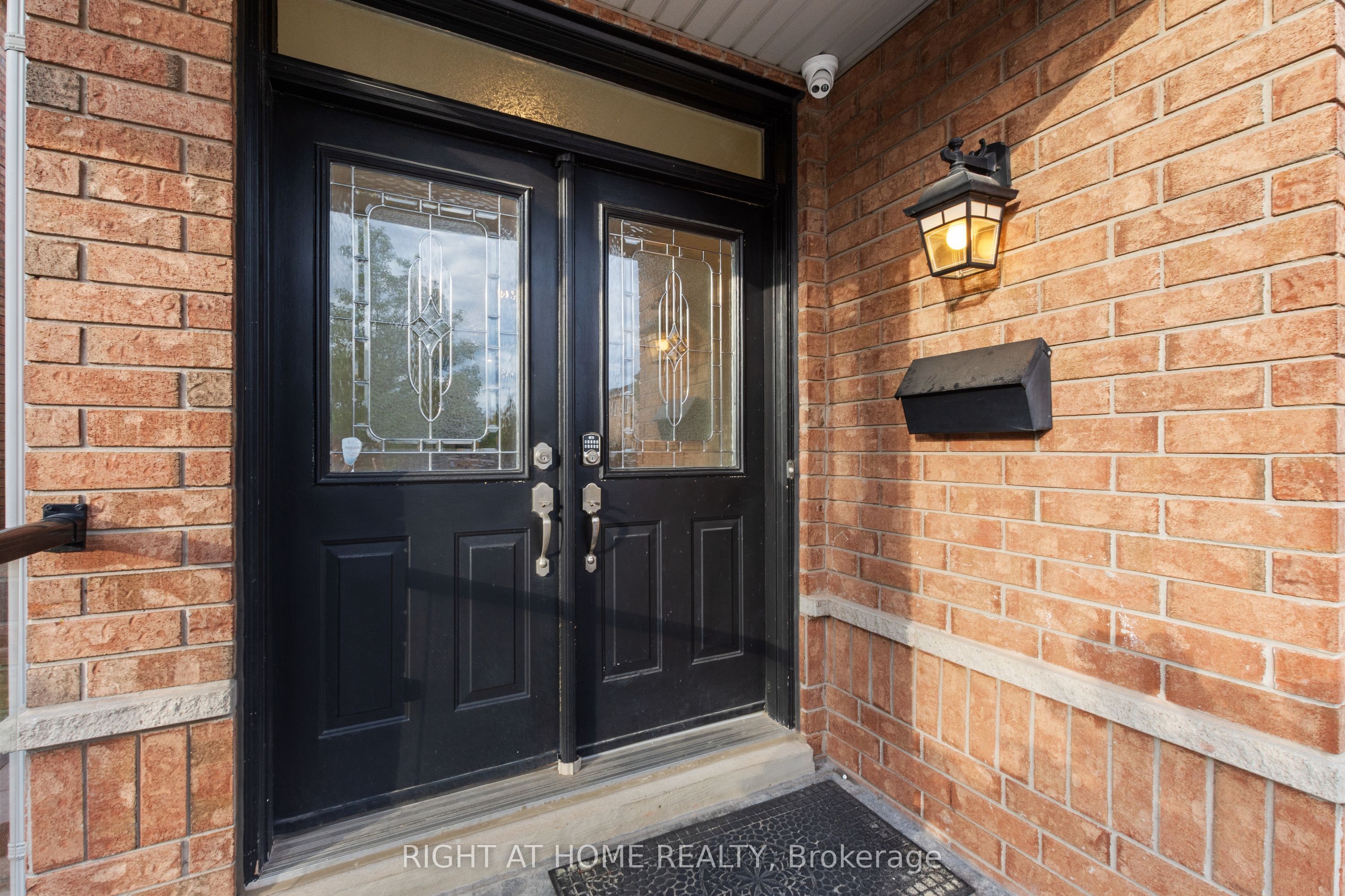 1811 Creek Way, Burlington, ON L7L 6R1 photo 3