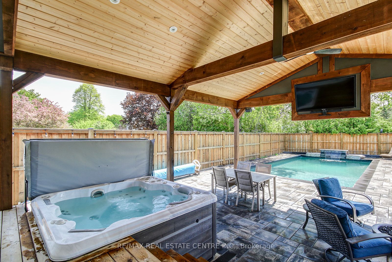 200 DELREX Boulevard, Halton Hills, ON L7G 4E7 photo 2