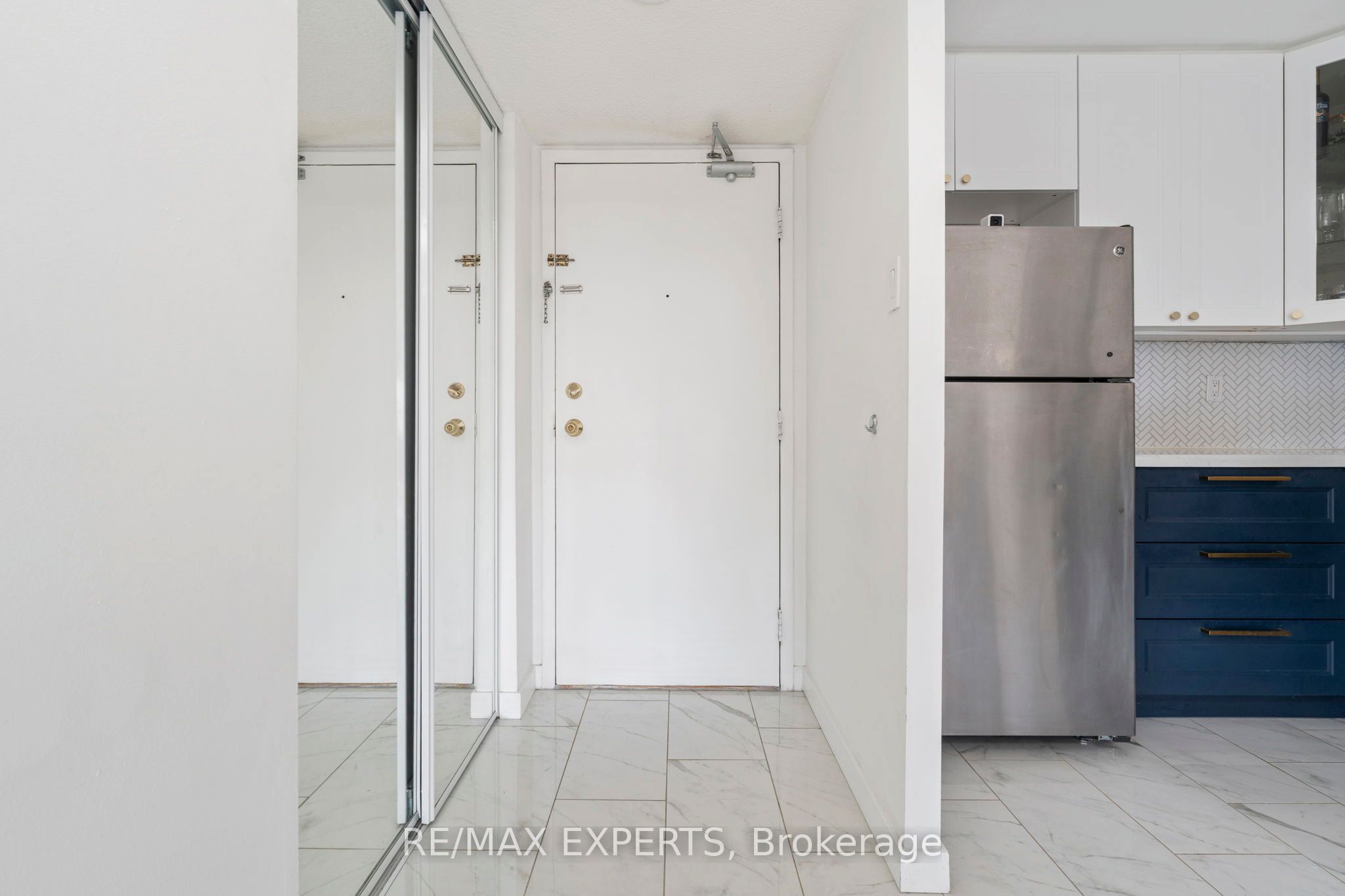 10 Martha Eaton Way 803, Toronto, ON M6M 5B3 photo 2