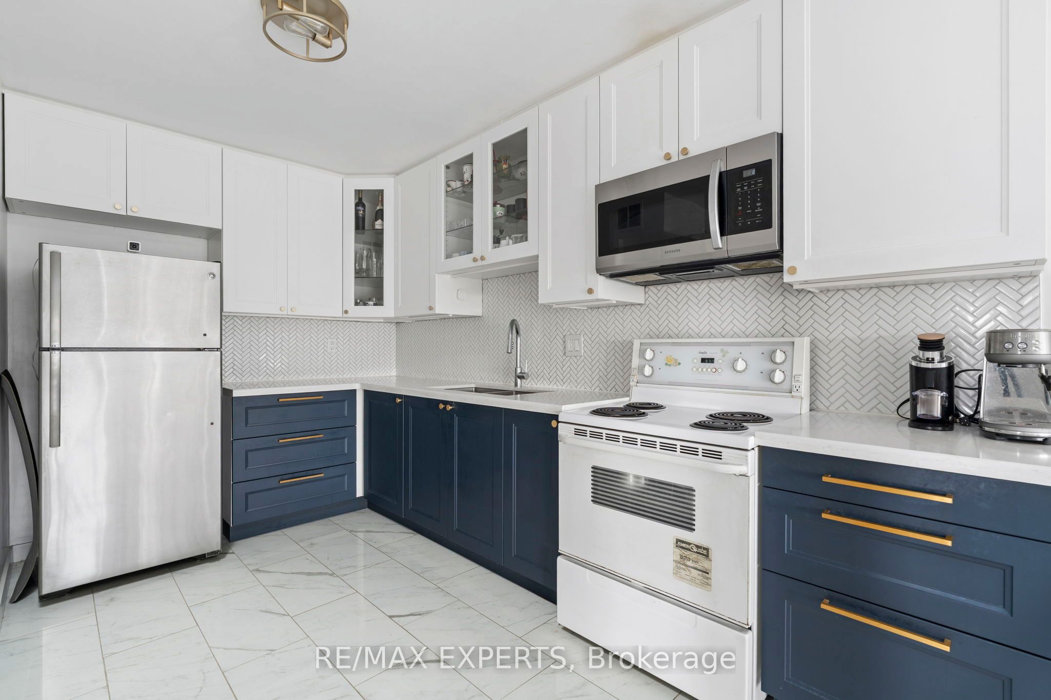 10 Martha Eaton Way 803, Toronto, ON M6M 5B3 photo 3