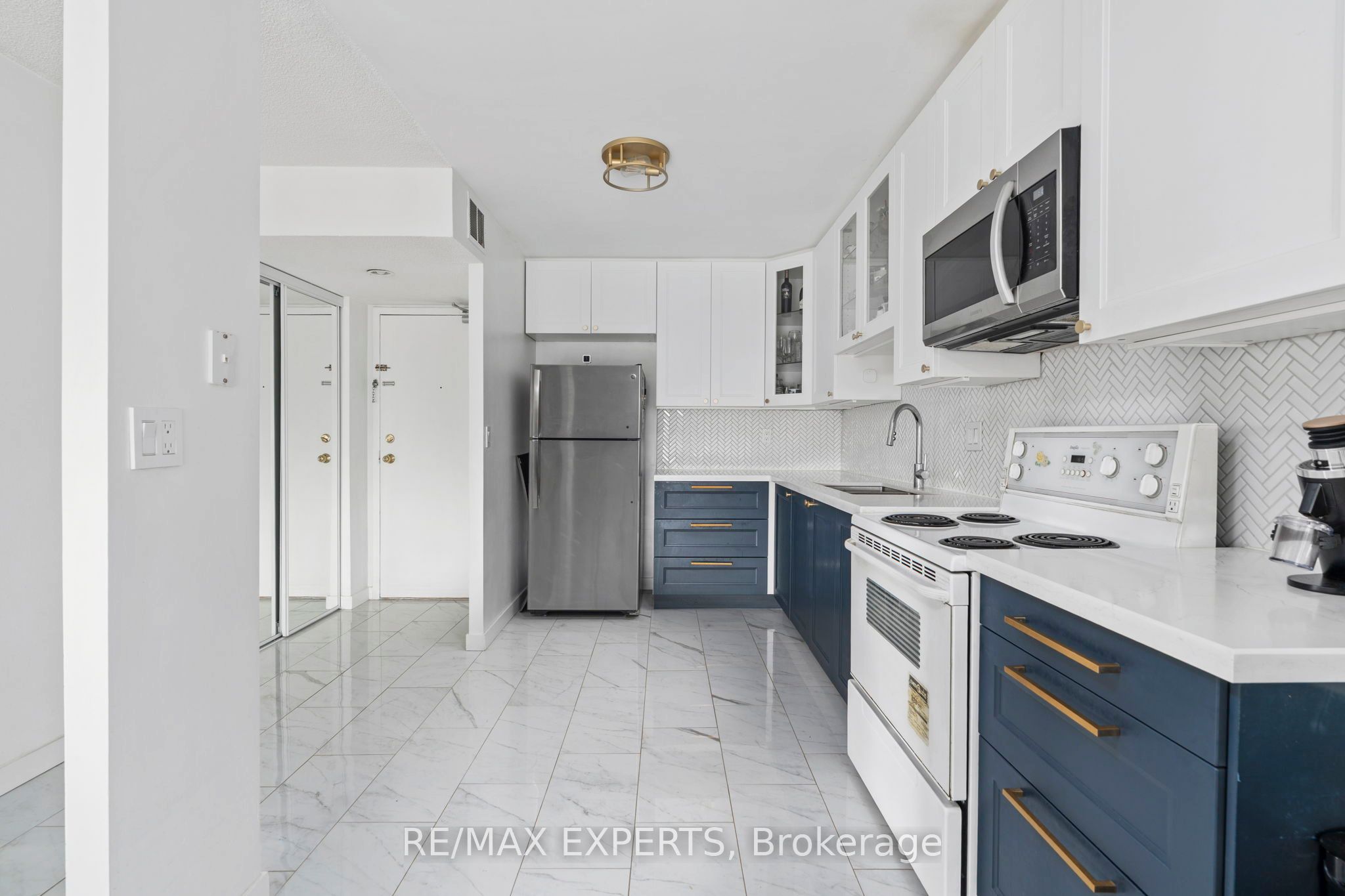 10 Martha Eaton Way 803, Toronto, ON M6M 5B3 photo 4