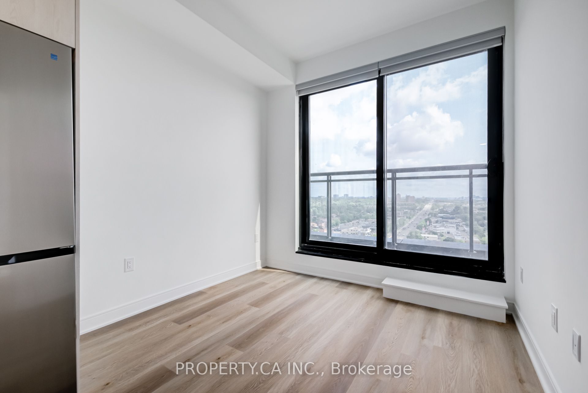86 Dundas Street E 1705, Mississauga, ON L5A 0B1 photo 3