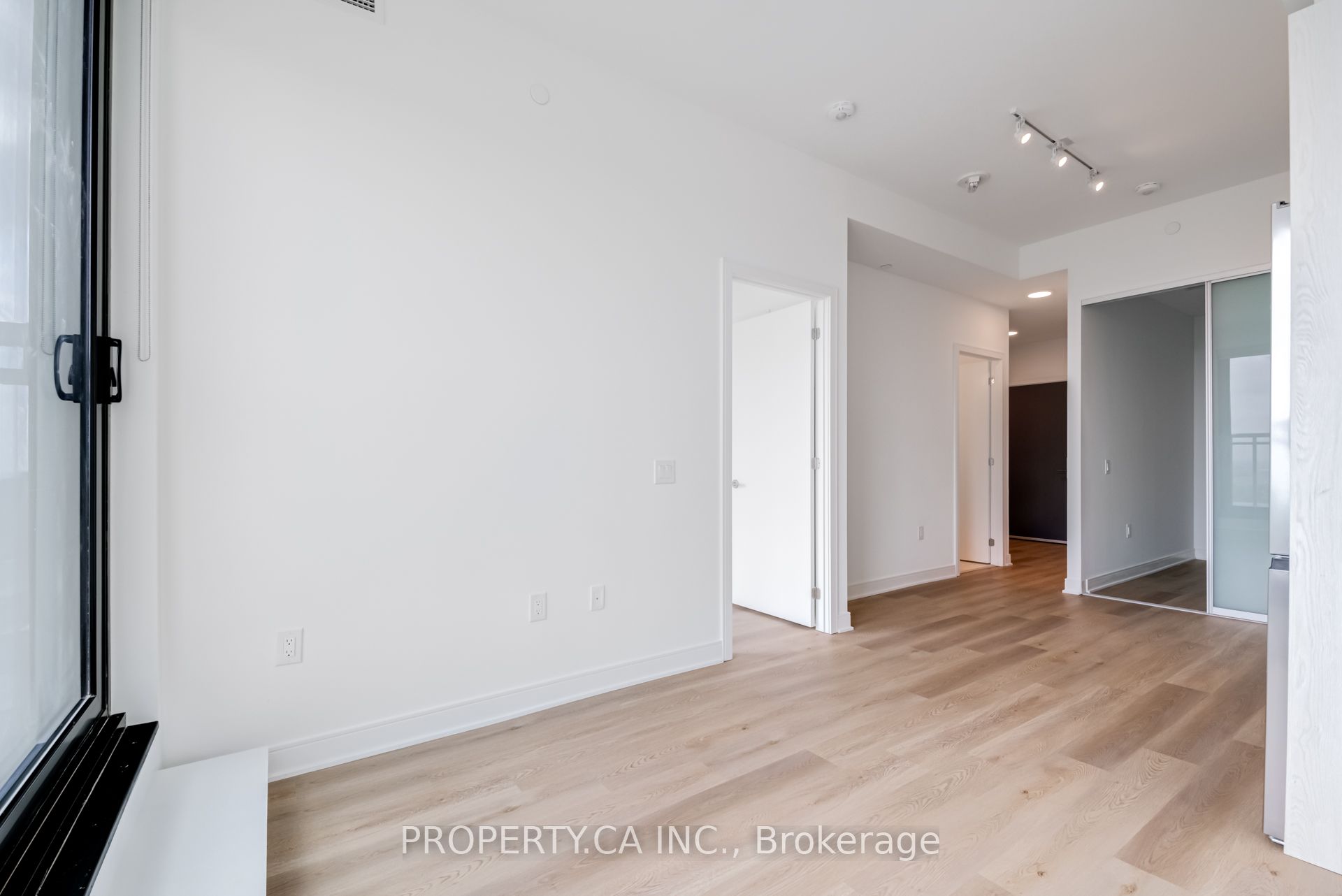 86 Dundas Street E 1705, Mississauga, ON L5A 0B1 photo 4