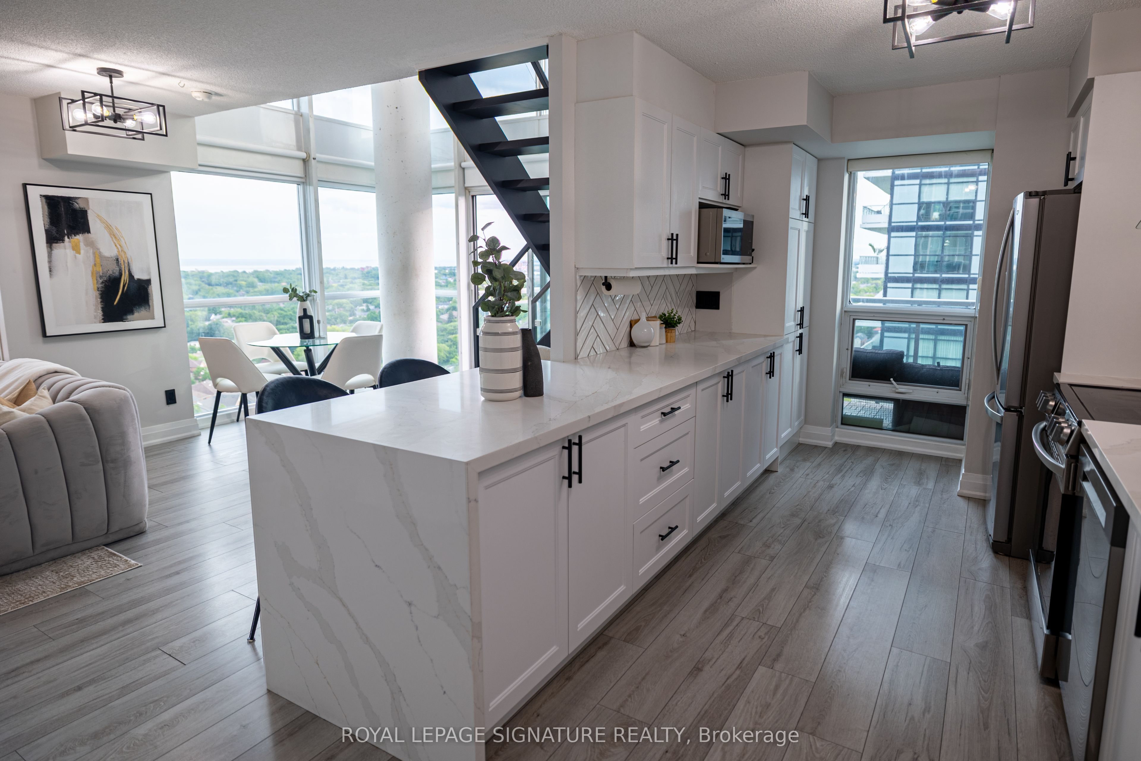 155 Legion Road N 1905, Toronto, ON M8Y 0A7 photo 3