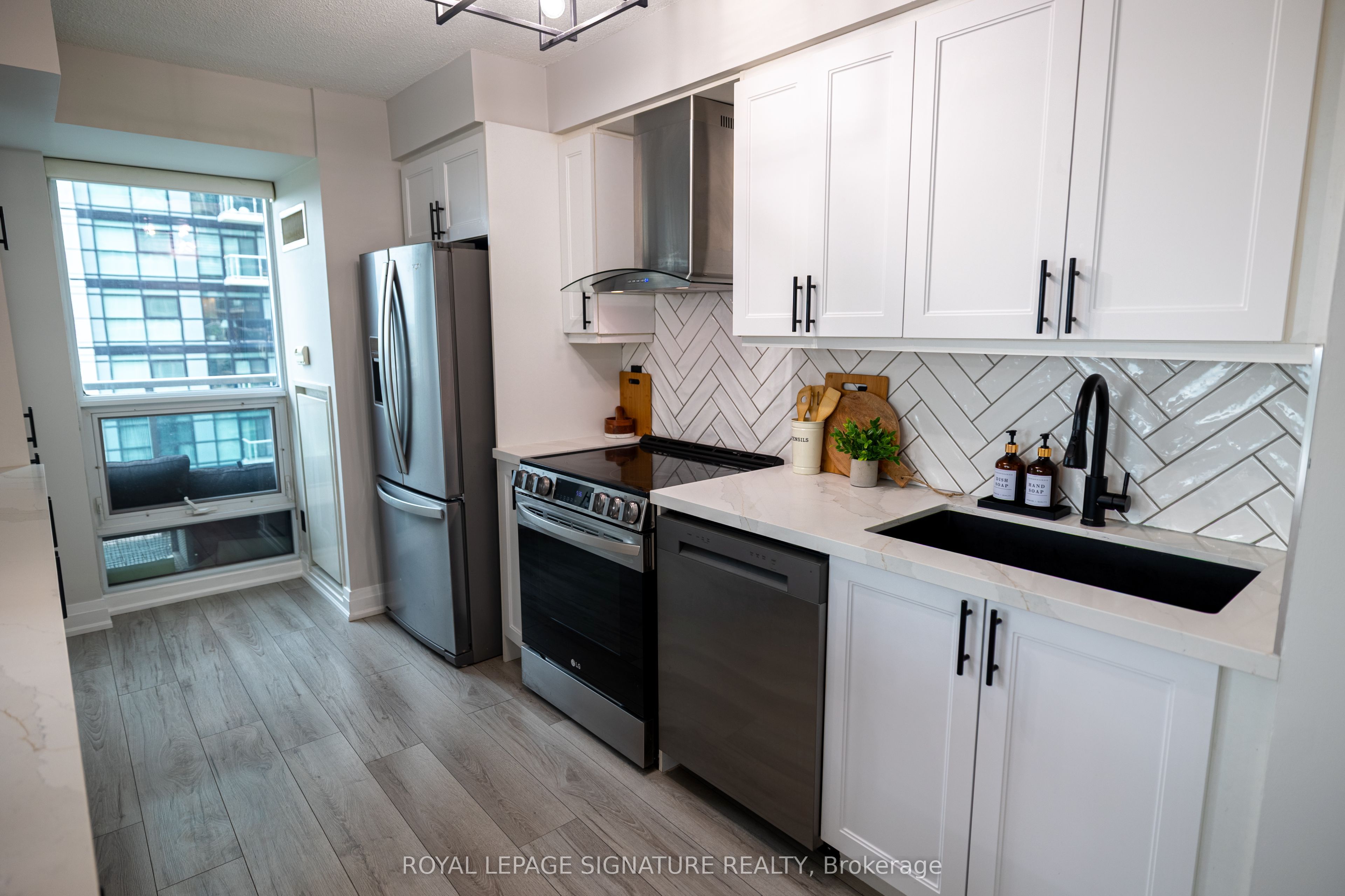 155 Legion Road N 1905, Toronto, ON M8Y 0A7 photo 4