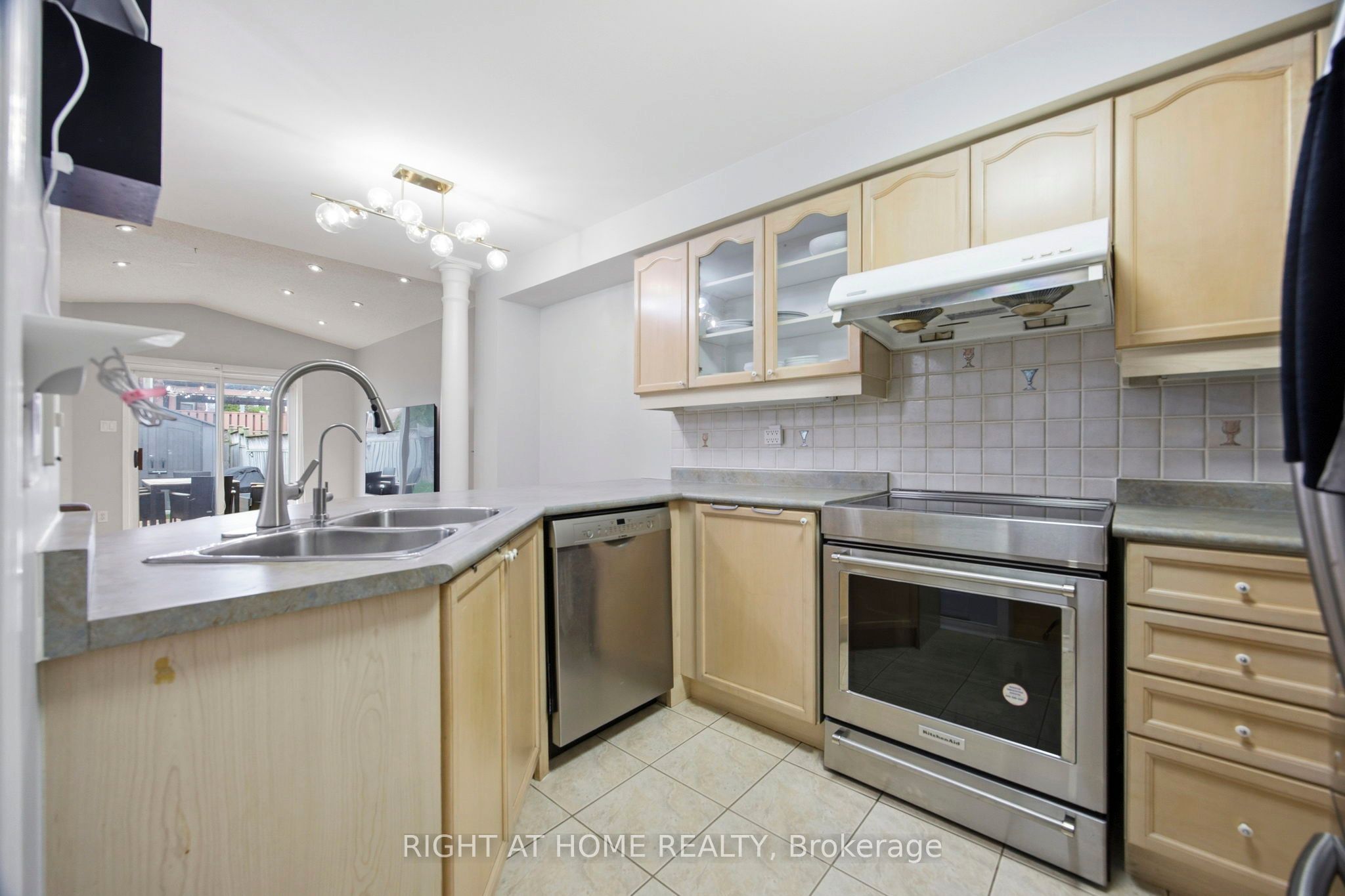 1064 Pepperidge Cross, Mississauga, ON L5W 1J5 photo 3
