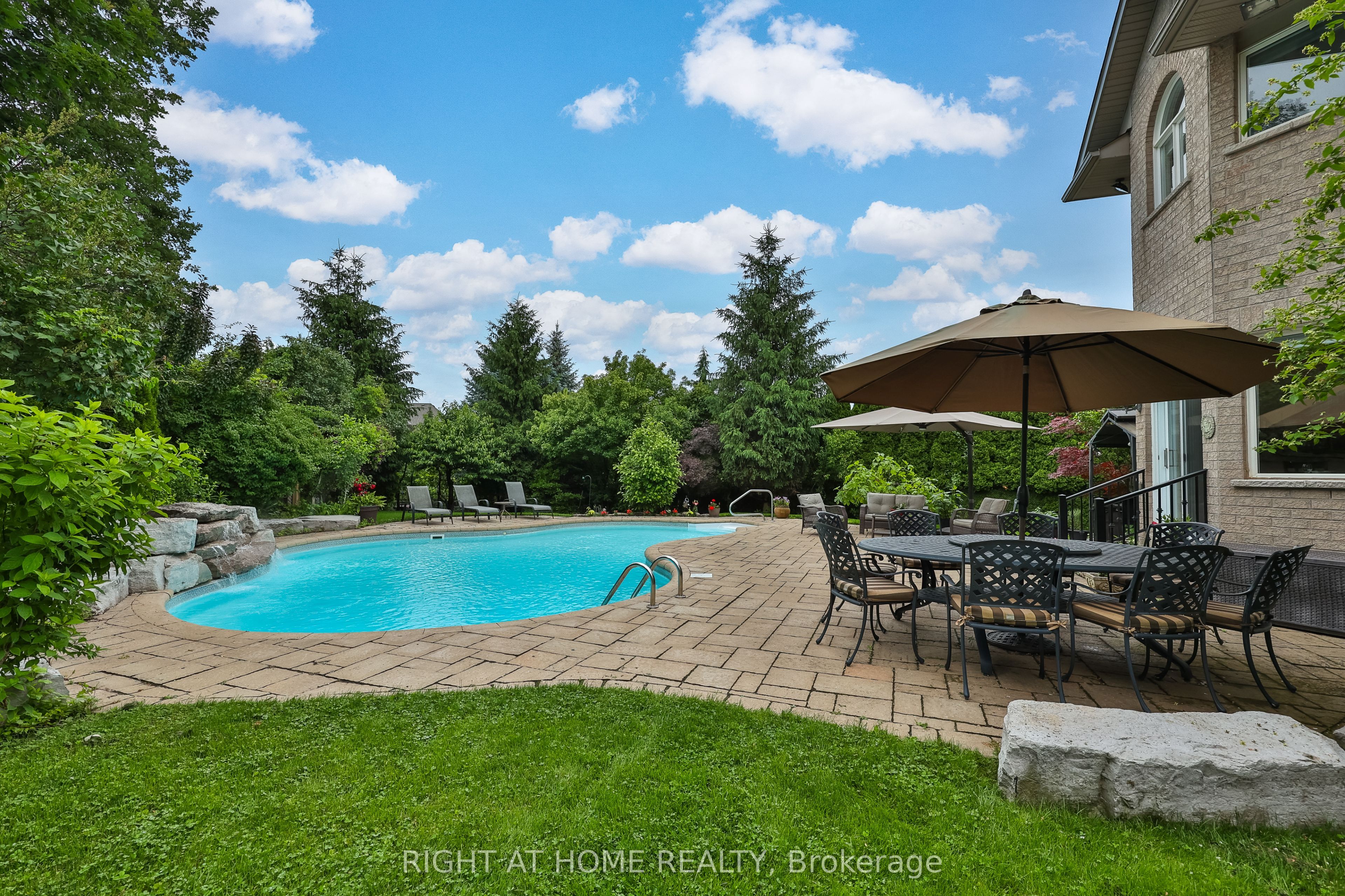 2275 Whitecliffe Way, Oakville, ON L6M 4W3