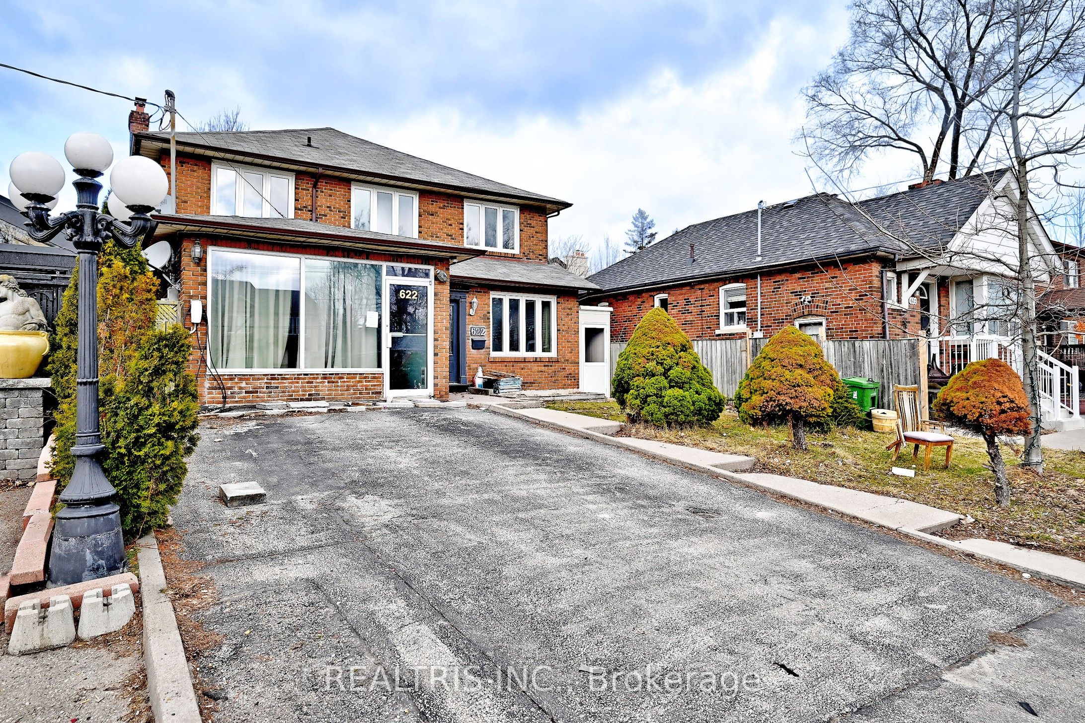 622 The Queensway, Toronto, ON M8Y 1K3 photo 2