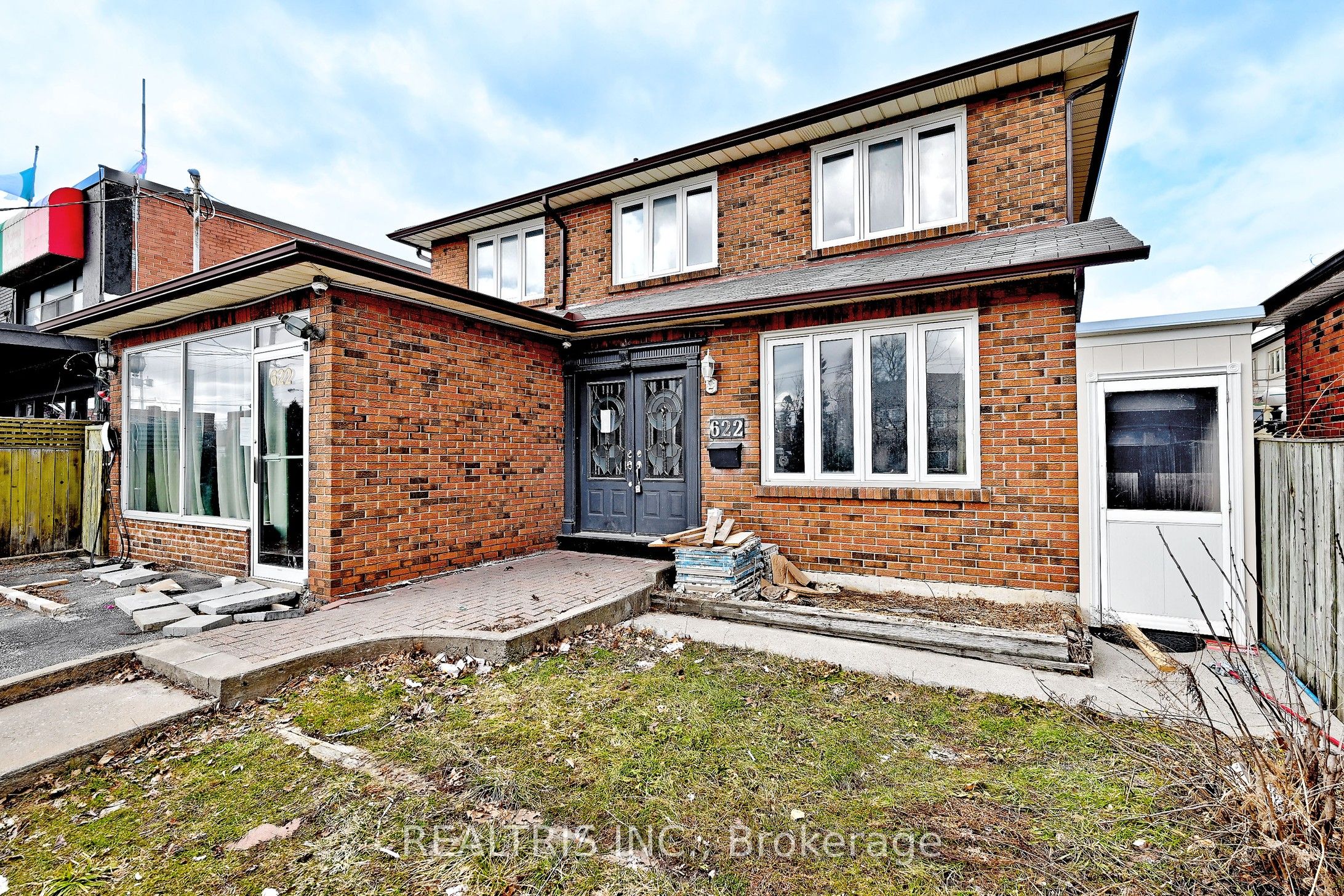 622 The Queensway, Toronto, ON M8Y 1K3 photo 3