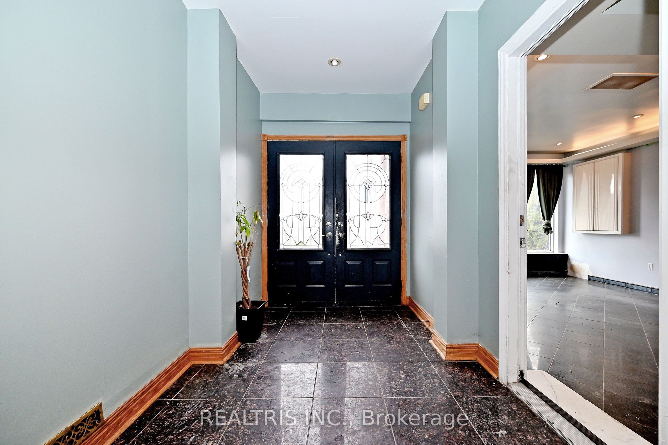622 The Queensway, Toronto, ON M8Y 1K3 photo 4