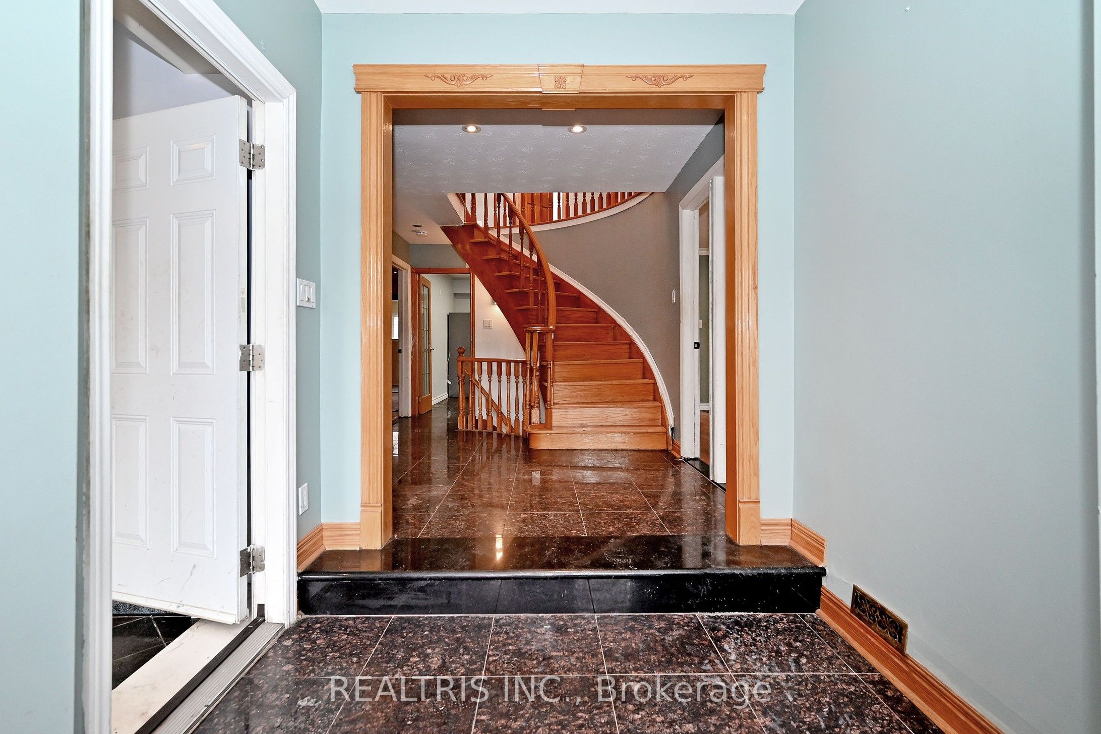 622 The Queensway, Toronto, ON M8Y 1K3 photo 5