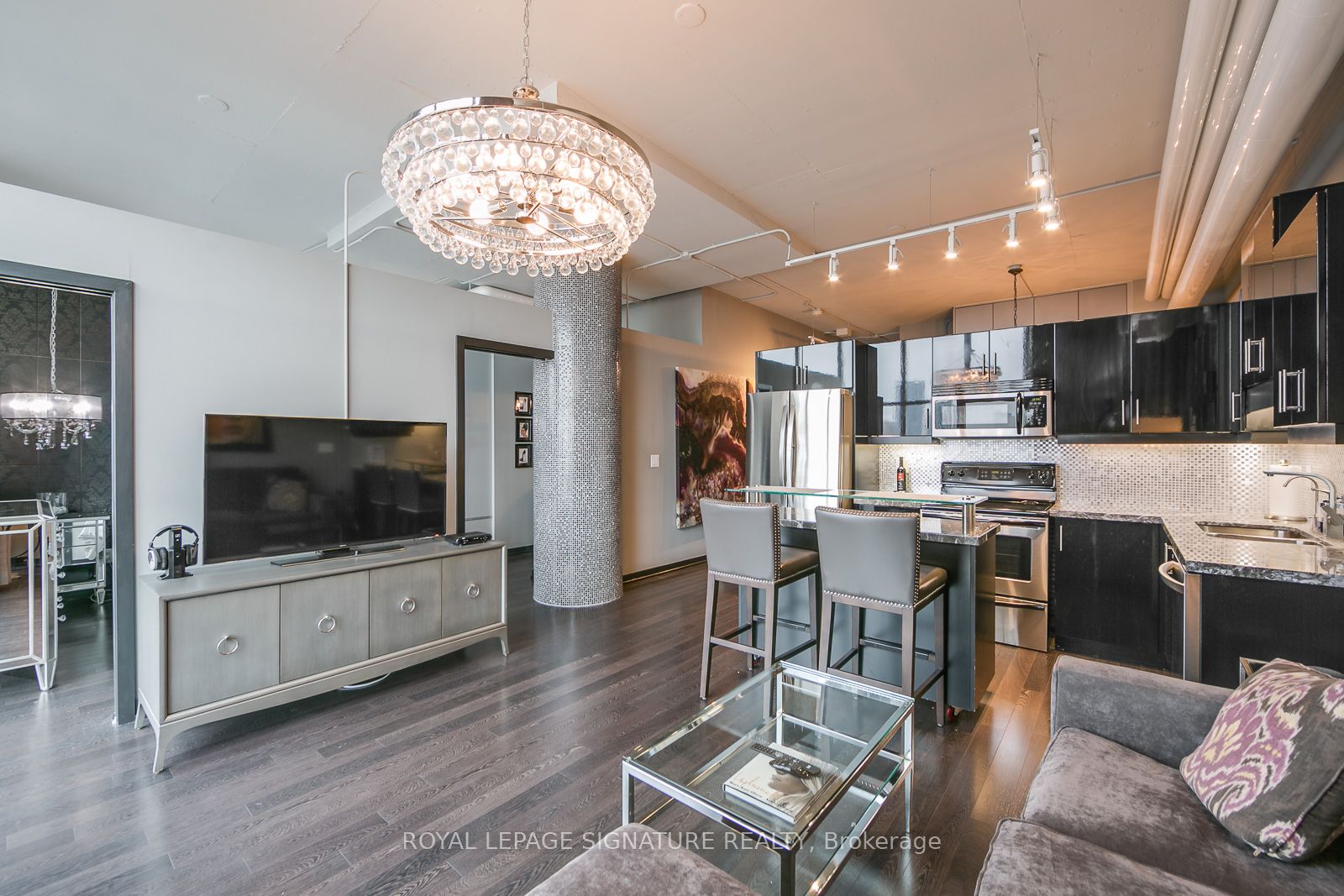 2 Fieldway Road 1113, Toronto, ON M8Z 3L1