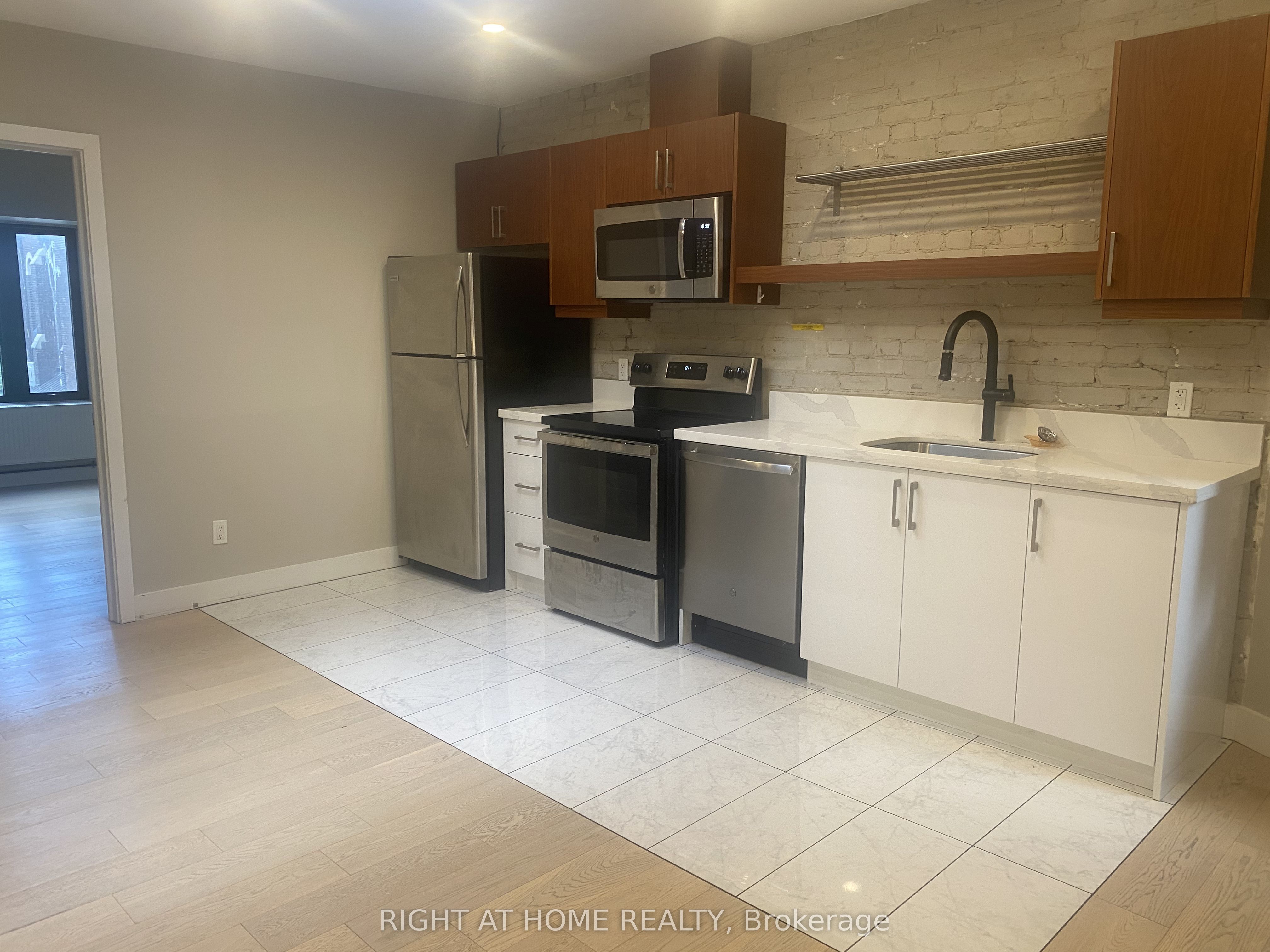 1022 Bloor Street W 2A, Toronto, ON M6H 1M2 photo 2