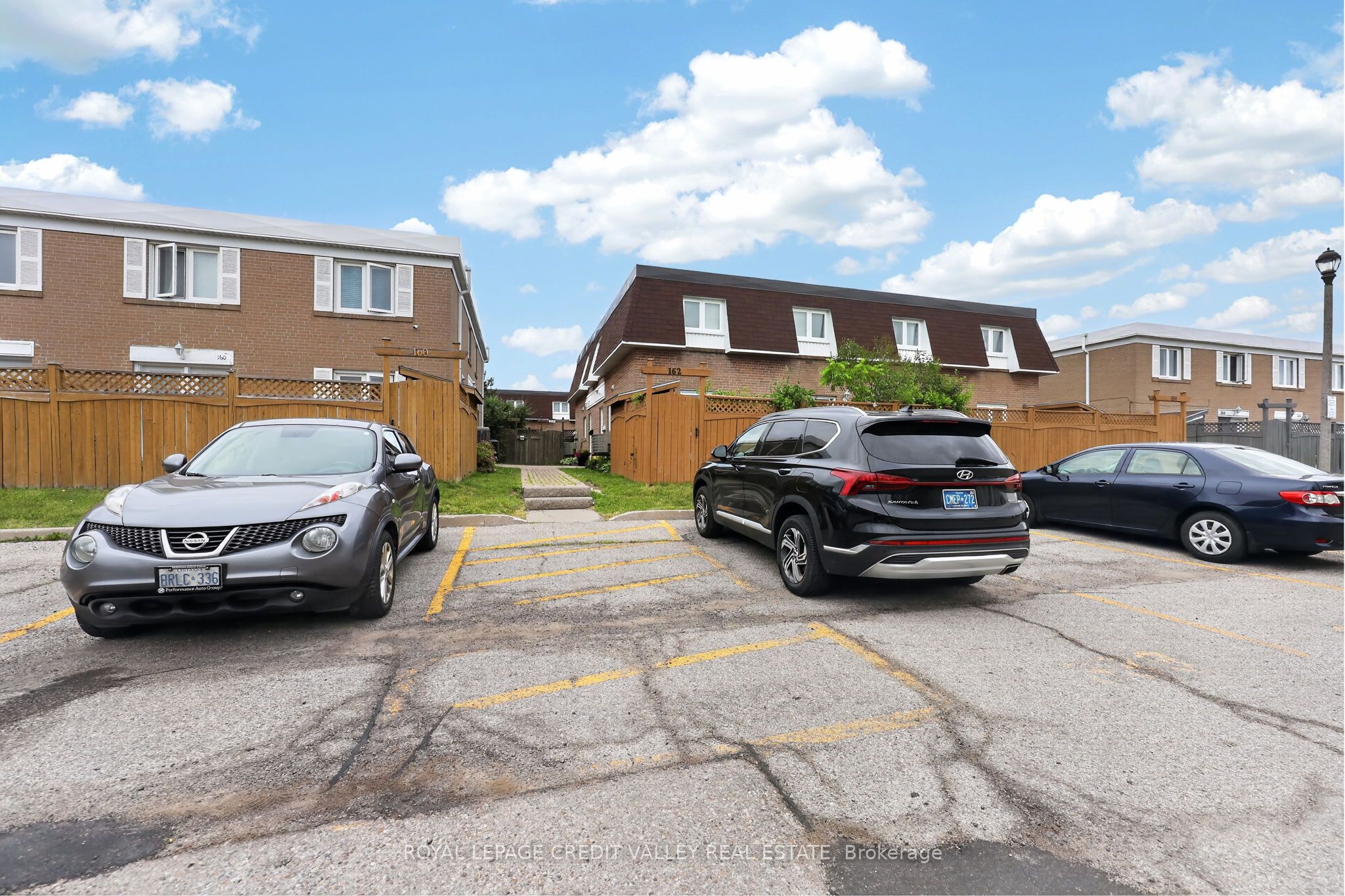 184 Town House Crescent 184, Brampton, ON L6W 3C6 photo 2