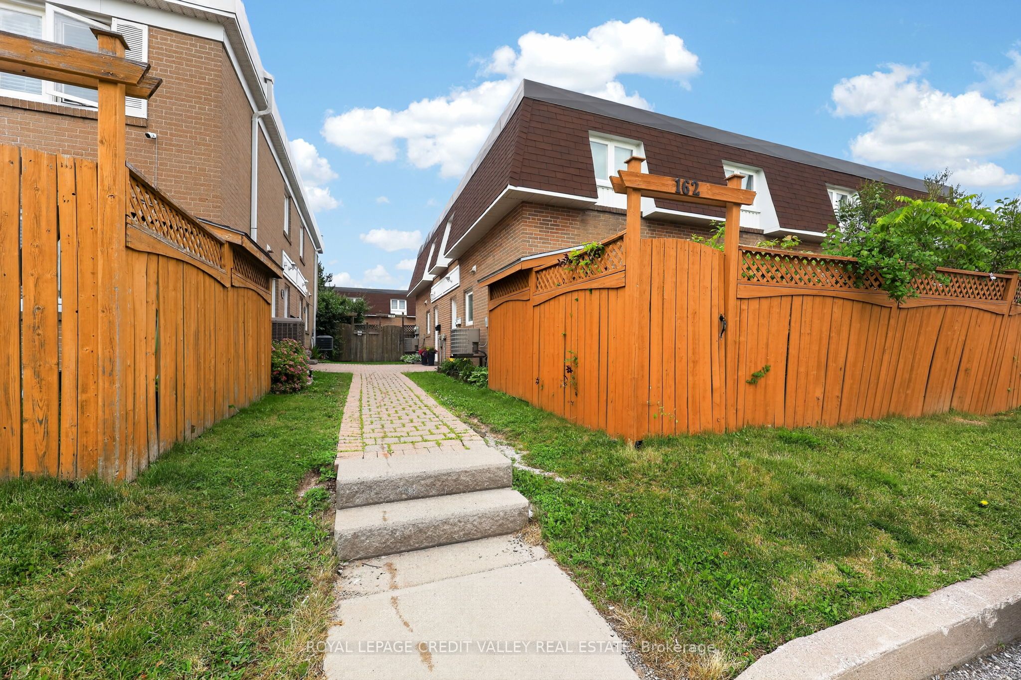 184 Town House Crescent 184, Brampton, ON L6W 3C6 photo 3