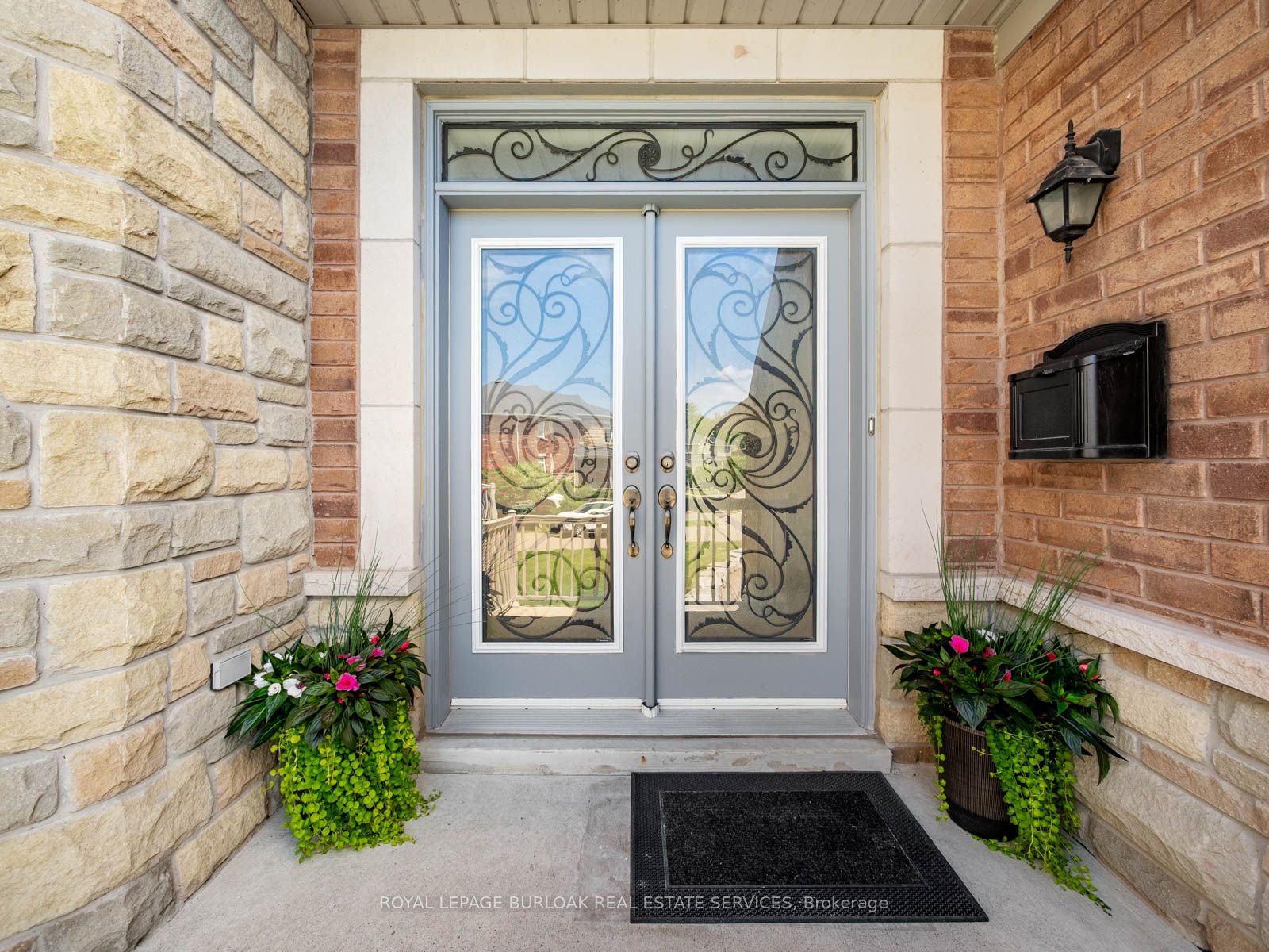 655 Kozel Court, Mississauga, ON L4Z 4E4 photo 3