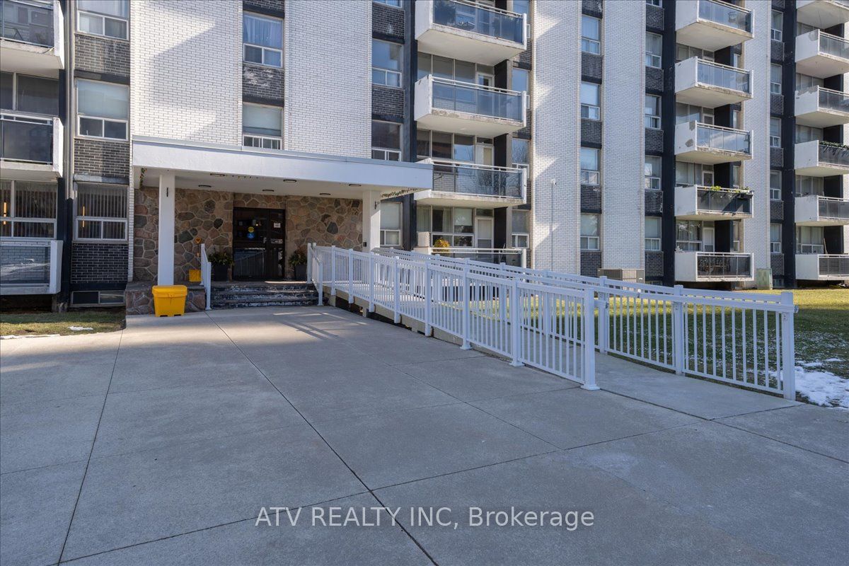 151 La Rose Avenue 804, Toronto, ON M9P 1B3 photo 2