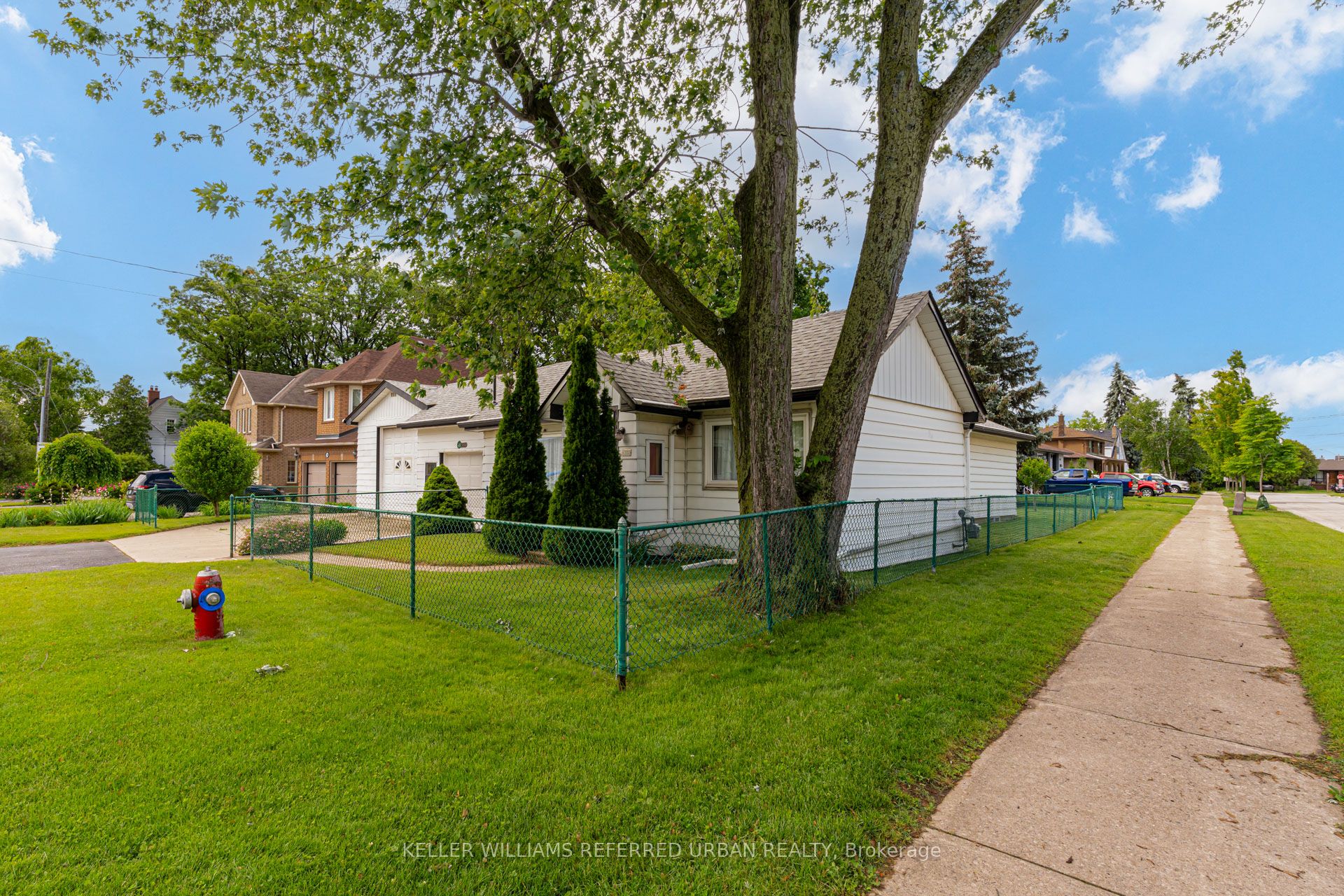 1300 Meredith Avenue, Mississauga, ON L5E 2E5 photo 2