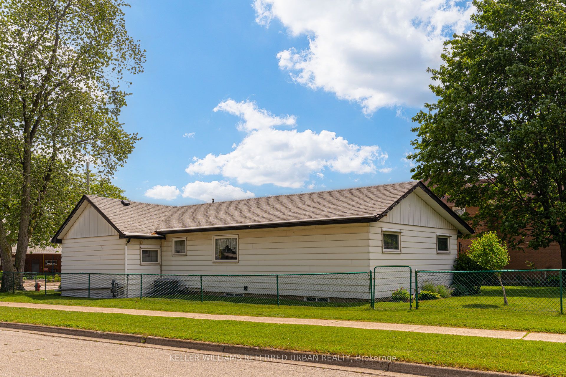 1300 Meredith Avenue, Mississauga, ON L5E 2E5 photo 3