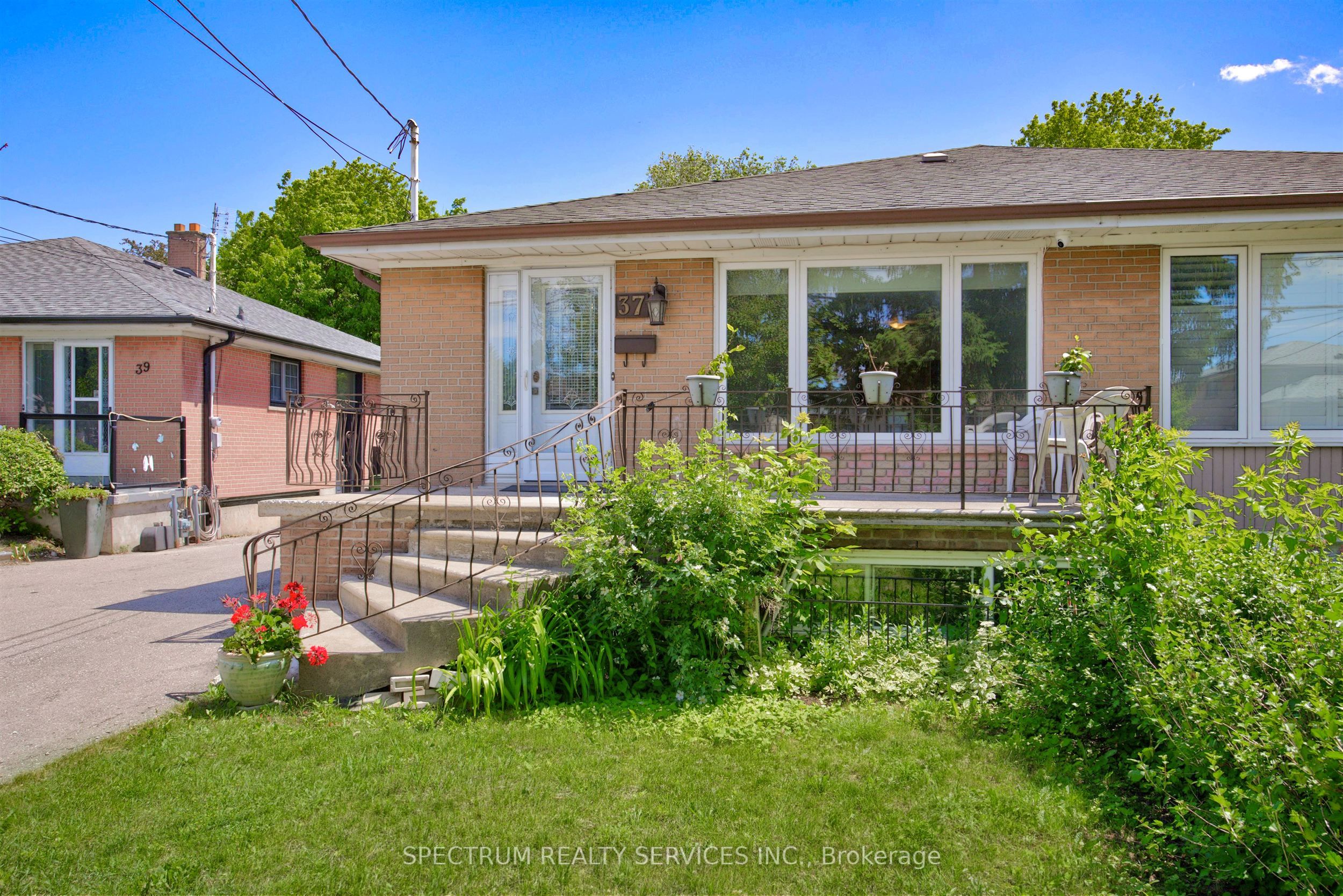 37 Newlin Crescent, Toronto, ON M3L 1X5 photo 3
